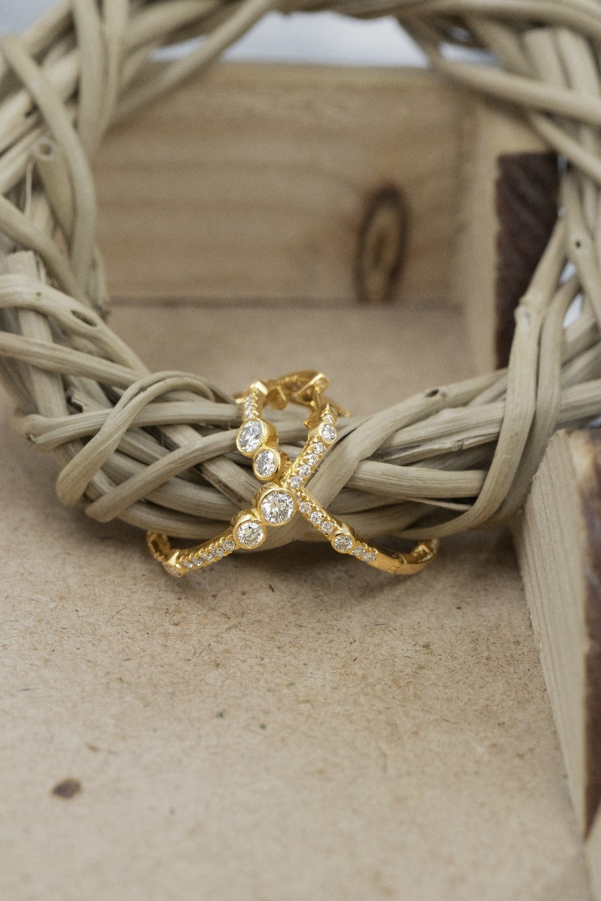 Boucles d'oreilles créoles en or jaune serties de diamants (1,30 ct).