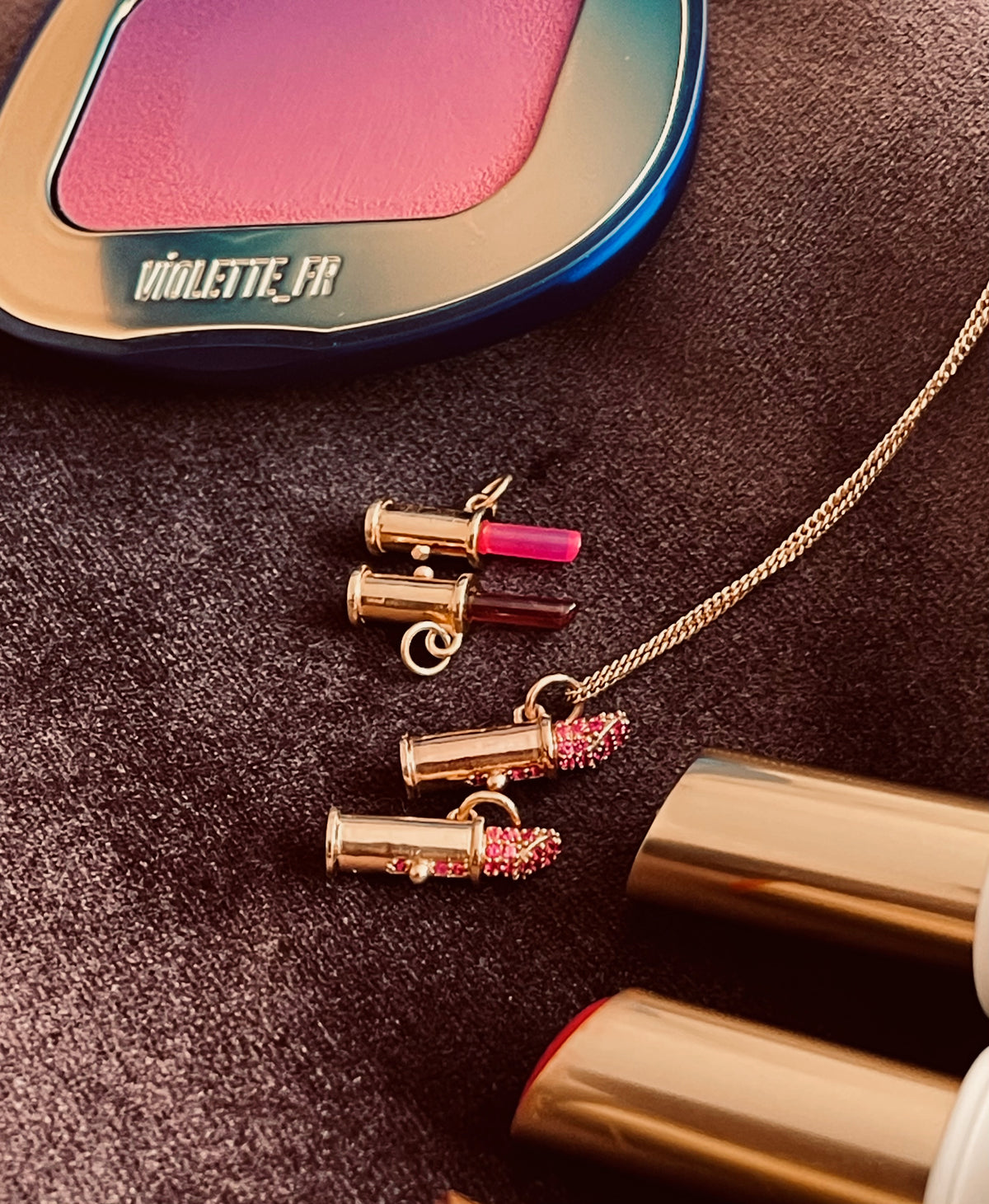 Breloque en or jaune 18 carats en forme de rouge à lèvres avec pendentif en pierre rose