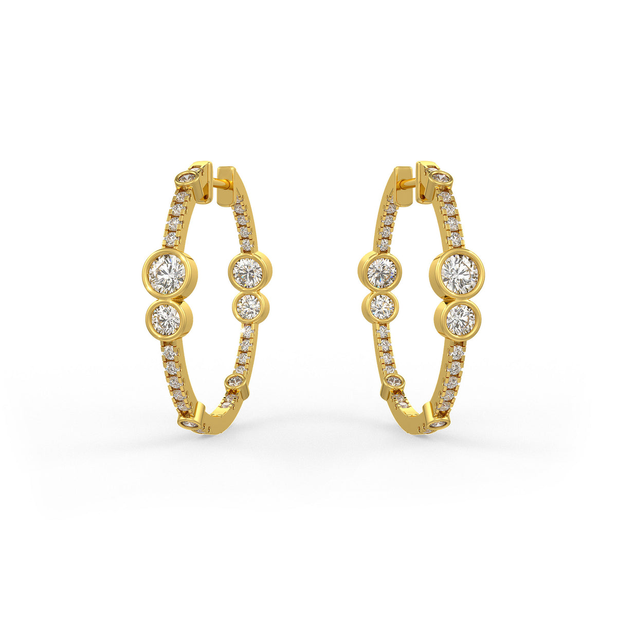 Boucles d'oreilles créoles en or jaune serties de diamants (1,30 ct).
