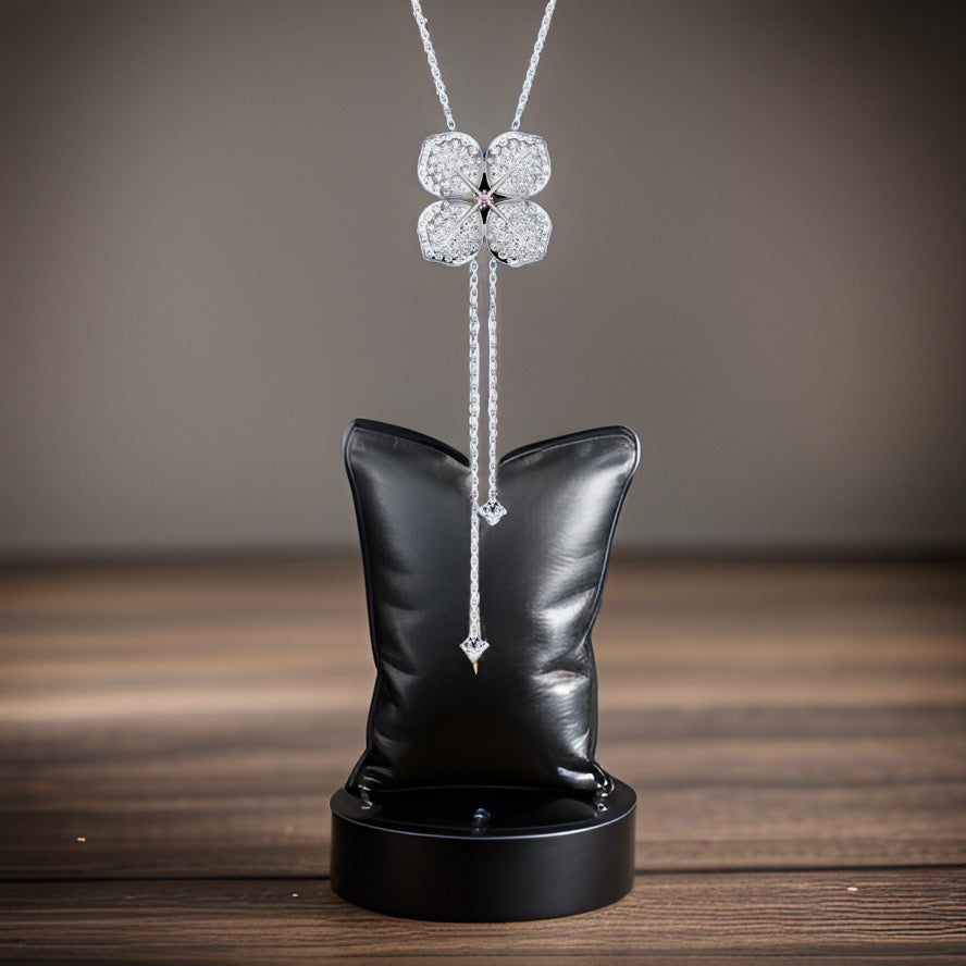 Collier en or blanc 18 carats, diamants et fleur d'hortensia, 1,80 ct