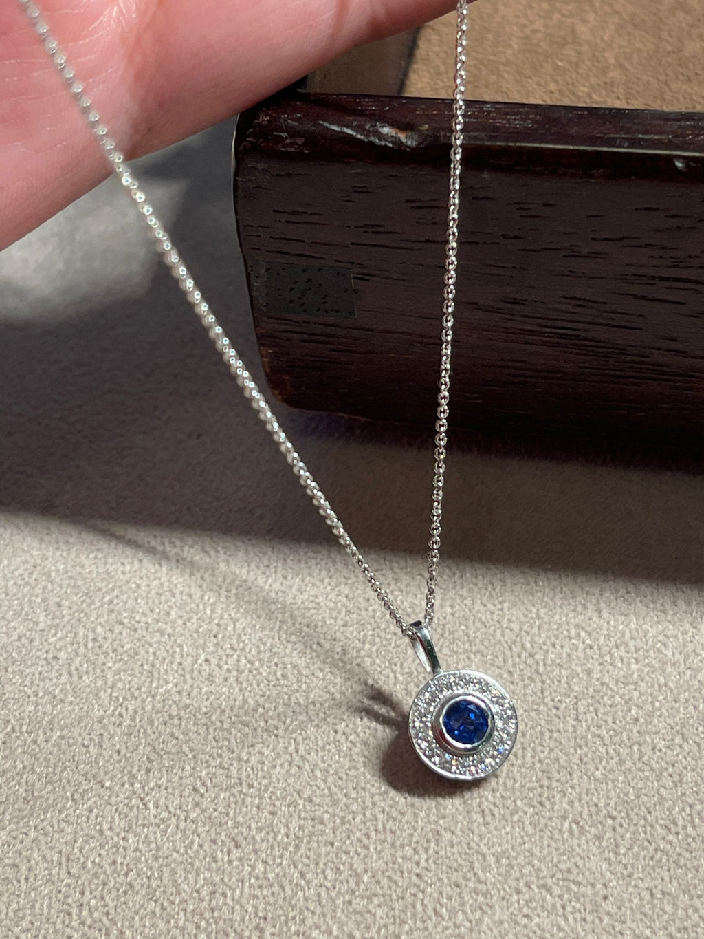 Halskette mit rundem Saphir-Anhänger von Türler Schmuck und Uhren