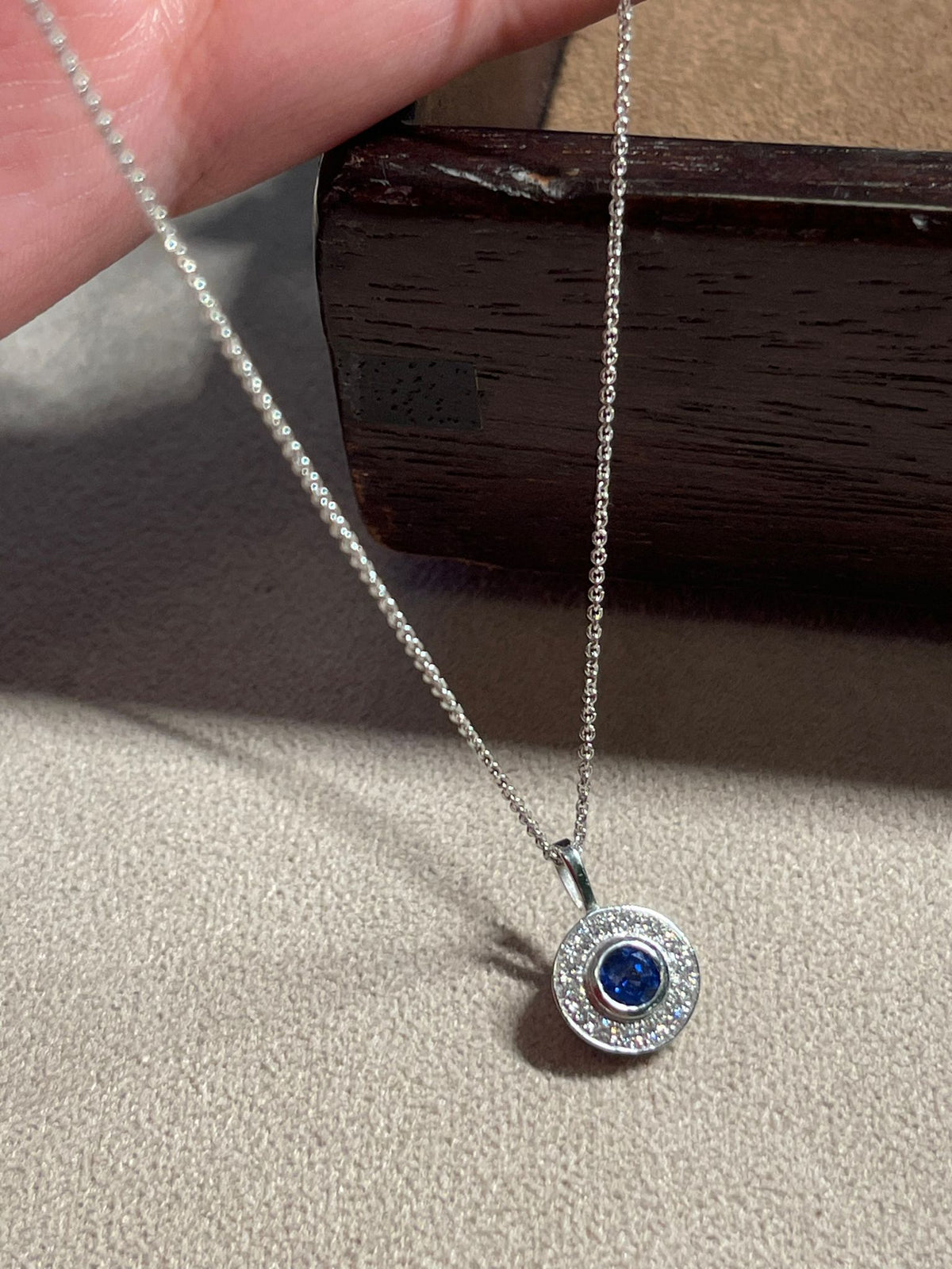 Halskette mit rundem Saphir-Anhänger von Türler Schmuck und Uhren