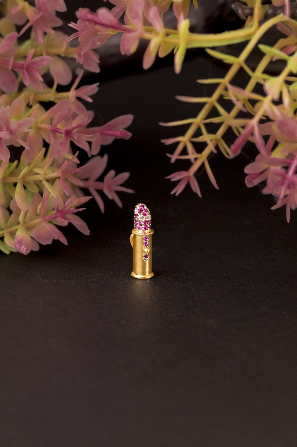 Breloque en or jaune 18 carats en forme de rouge à lèvres avec pendentif en pierre rose