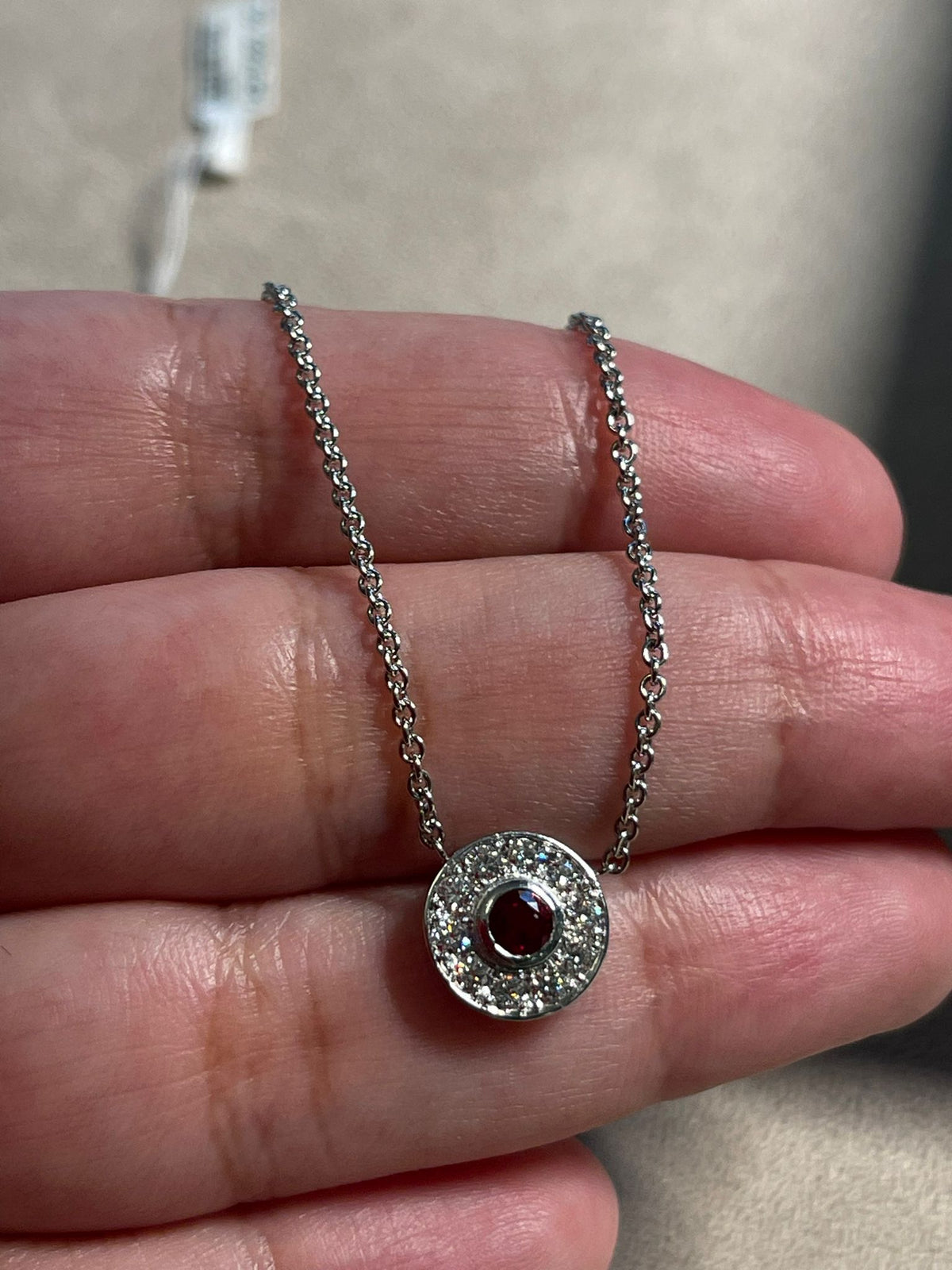 Halskette mit rundem Saphir-Anhänger von Türler Schmuck und Uhren