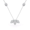 Collier en or blanc 18 carats serti de diamants 1,20 ct et orné de pétales de nénuphar.