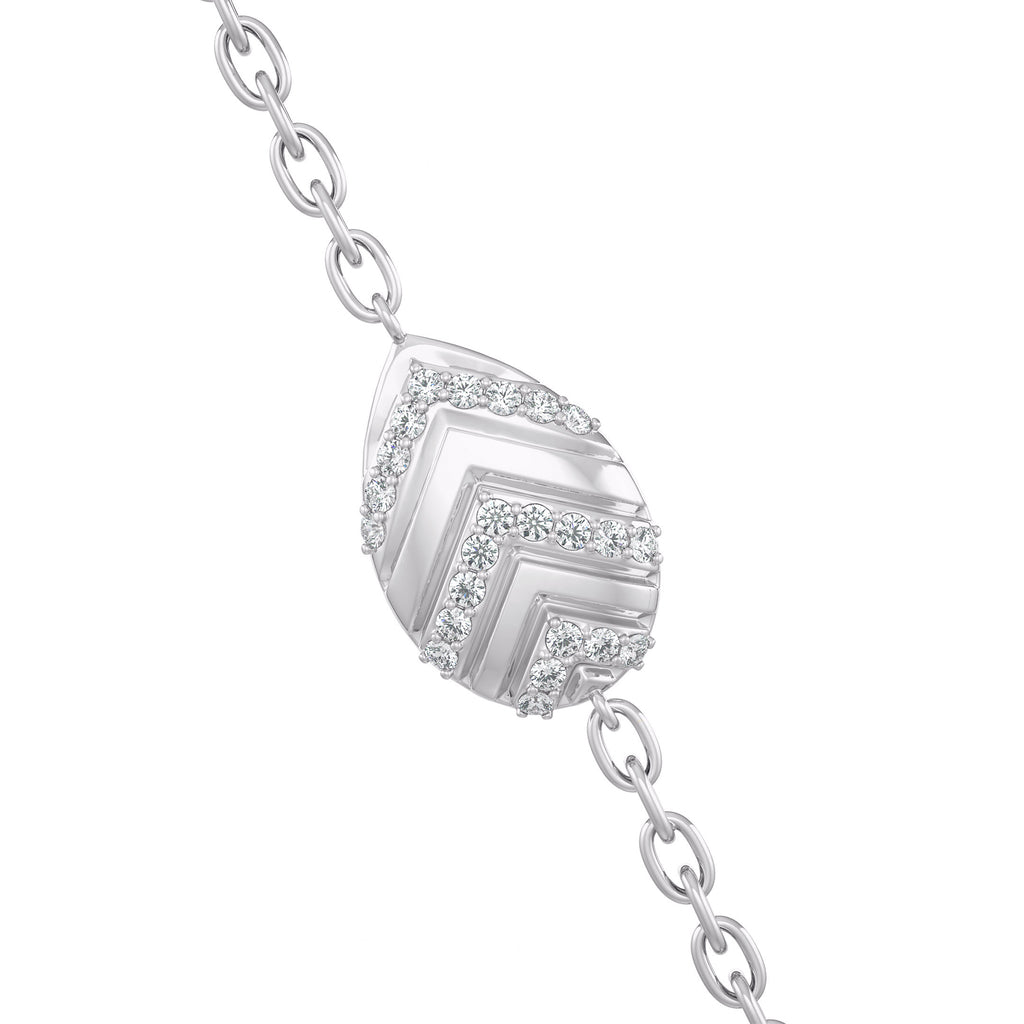 Collier en or blanc 18 carats serti de diamants 1,20 ct et orné de pétales de nénuphar.