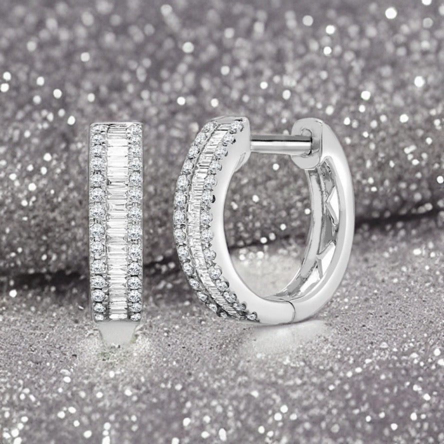 Boucles d'oreilles créoles en or blanc 18 carats serties de diamants ronds et baguettes de 0,40 carat