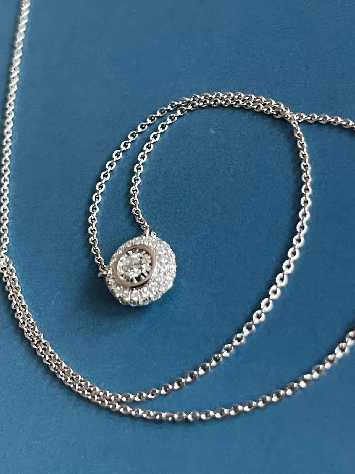 Collier en or blanc 18 carats serti de diamants ronds sertis d'un halo de 0,30 ct