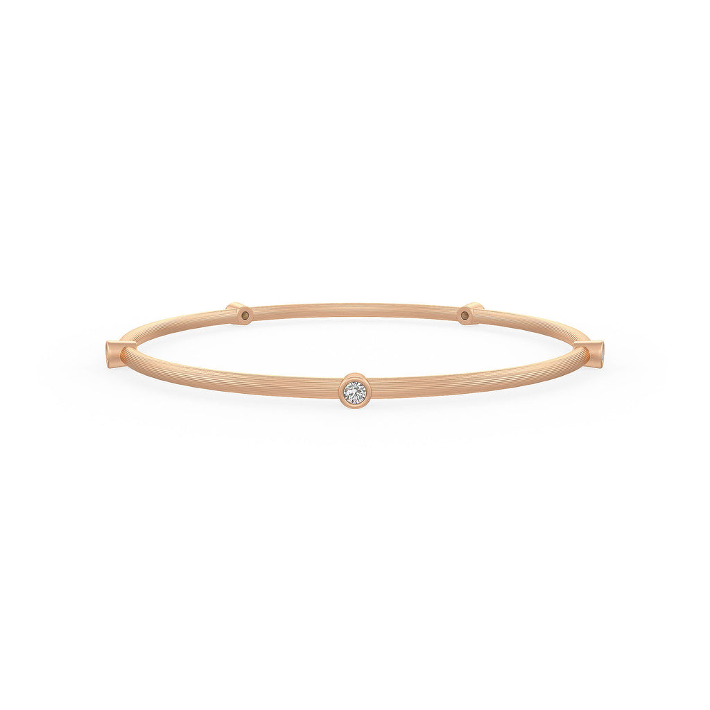 Bracelet jonc serti d'un diamant éternité de 0,51 ct, en or rose 18 carats brossé.