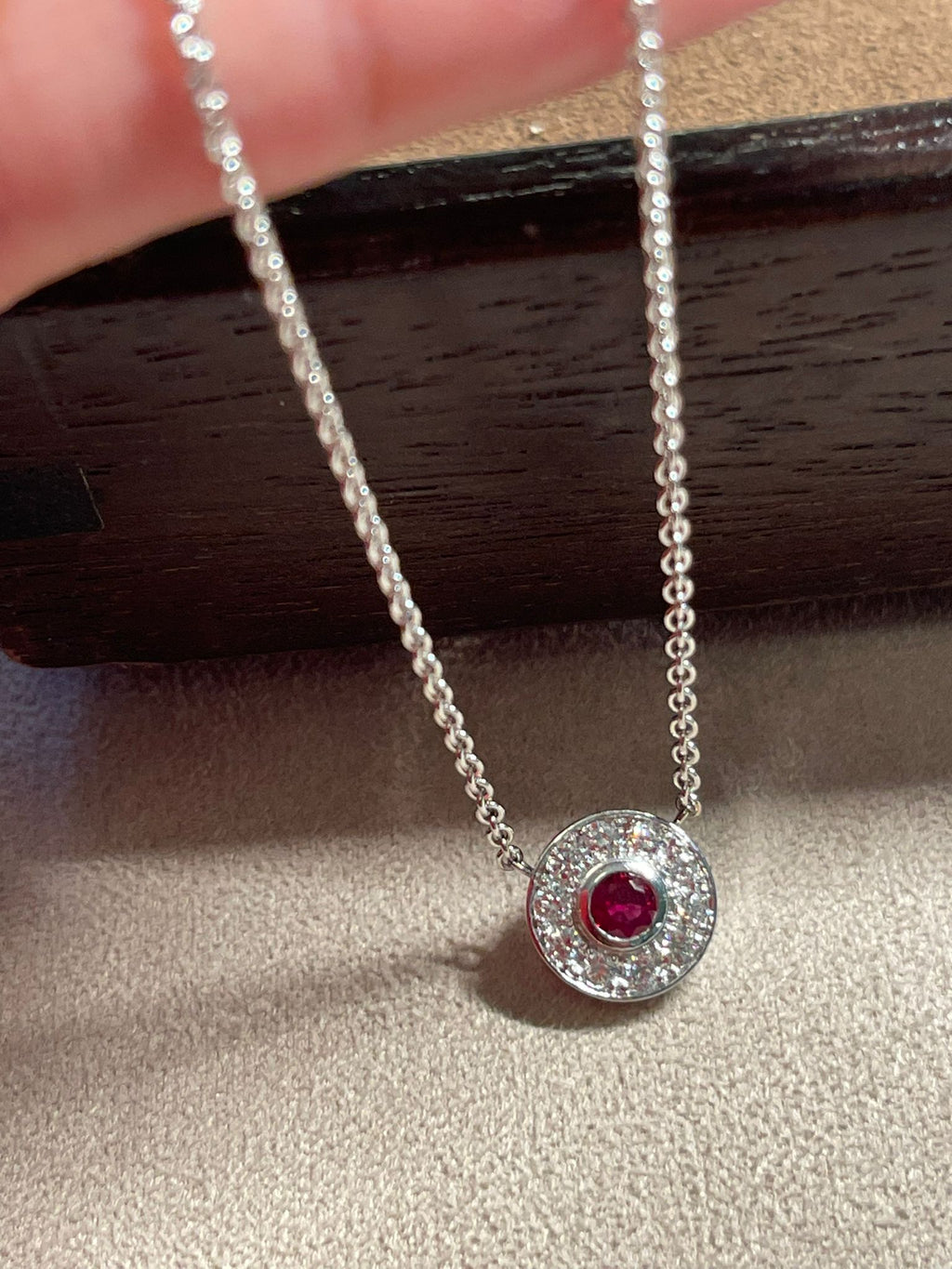 Collier cercle rubis et diamants en or blanc 18 carats par Türler Schmuck und Uhren