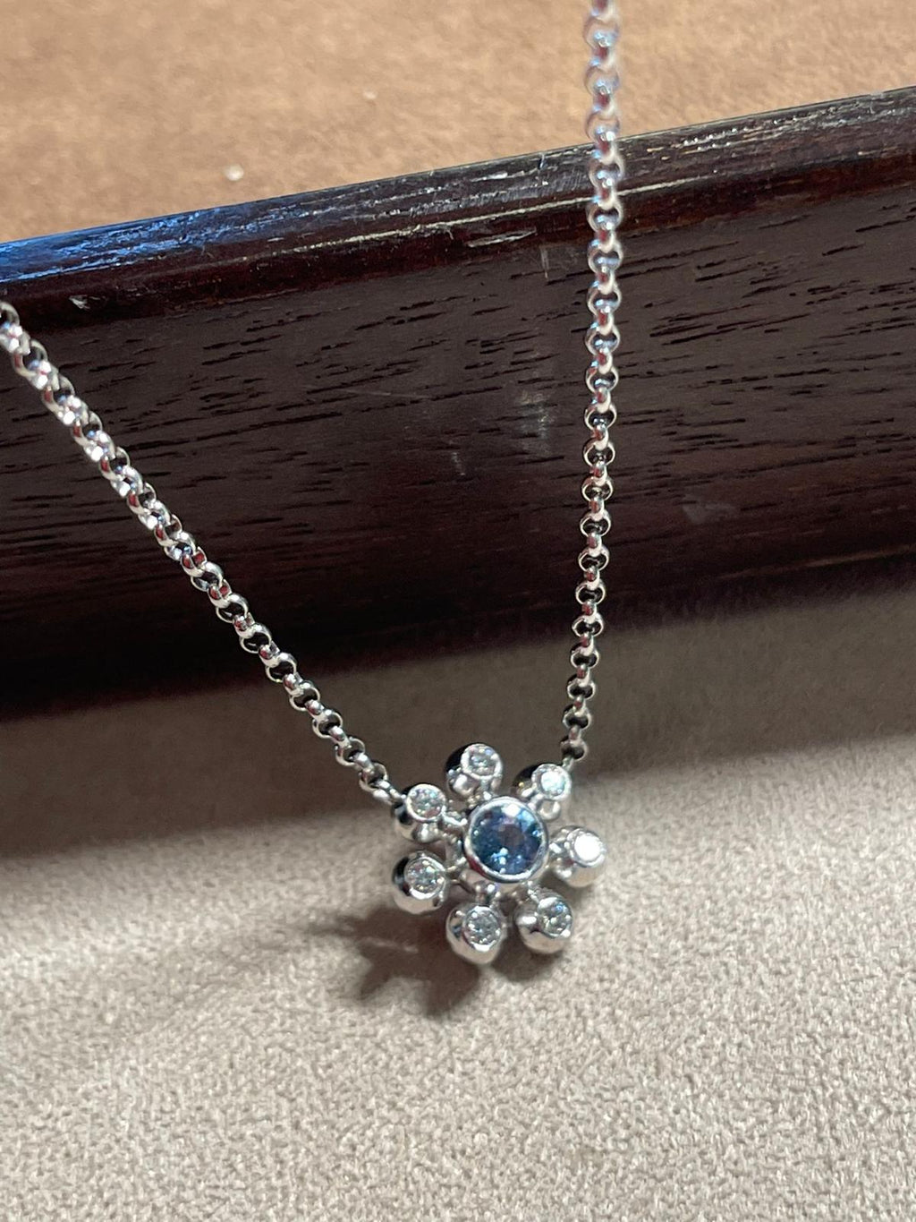 Saphir-Diamant-Blume-Gänseblümchen-Halskette 18 Karat Weißgold von Türler Schmuck und Uhren