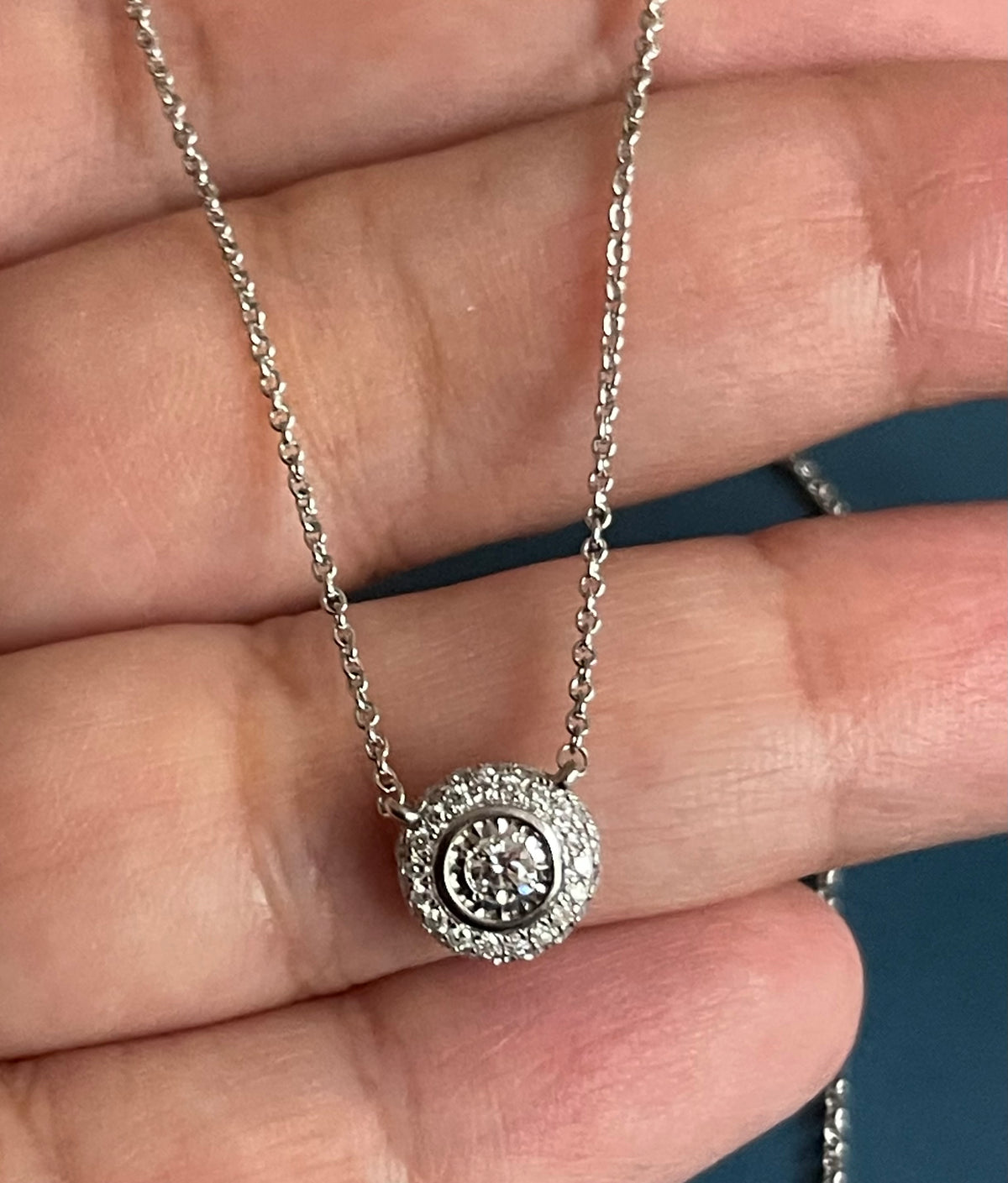 Collier en or blanc 18 carats serti de diamants ronds sertis d'un halo de 0,30 ct