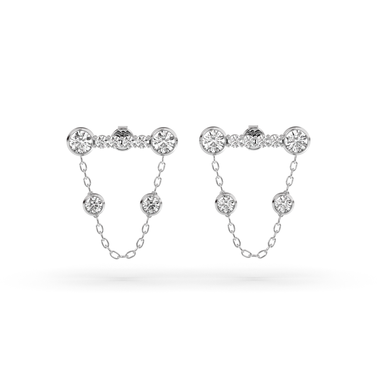 Boucles d'oreilles pendantes en or blanc avec diamants et chaîne en forme de goutte