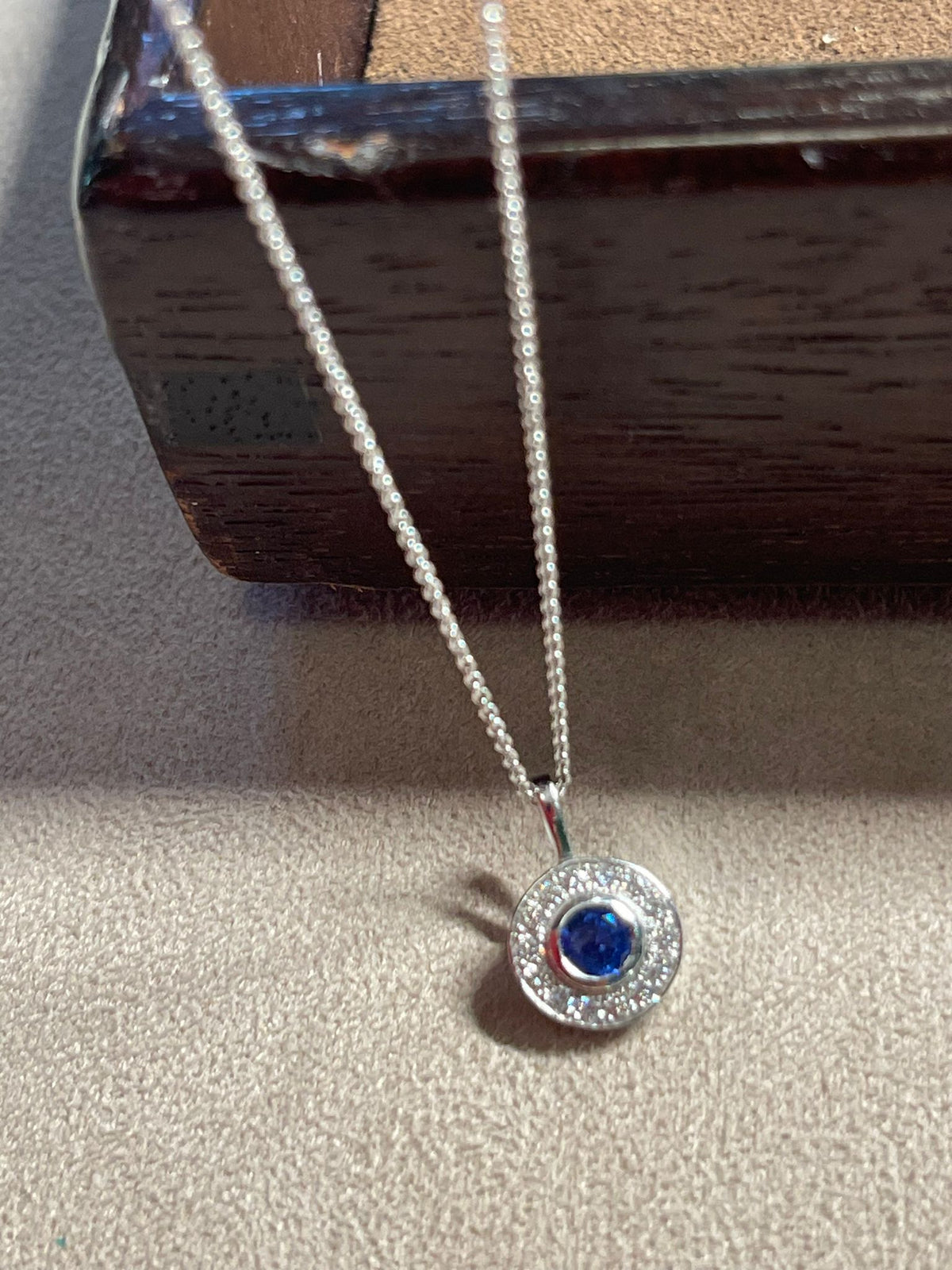 Halskette mit rundem Saphir-Anhänger von Türler Schmuck und Uhren