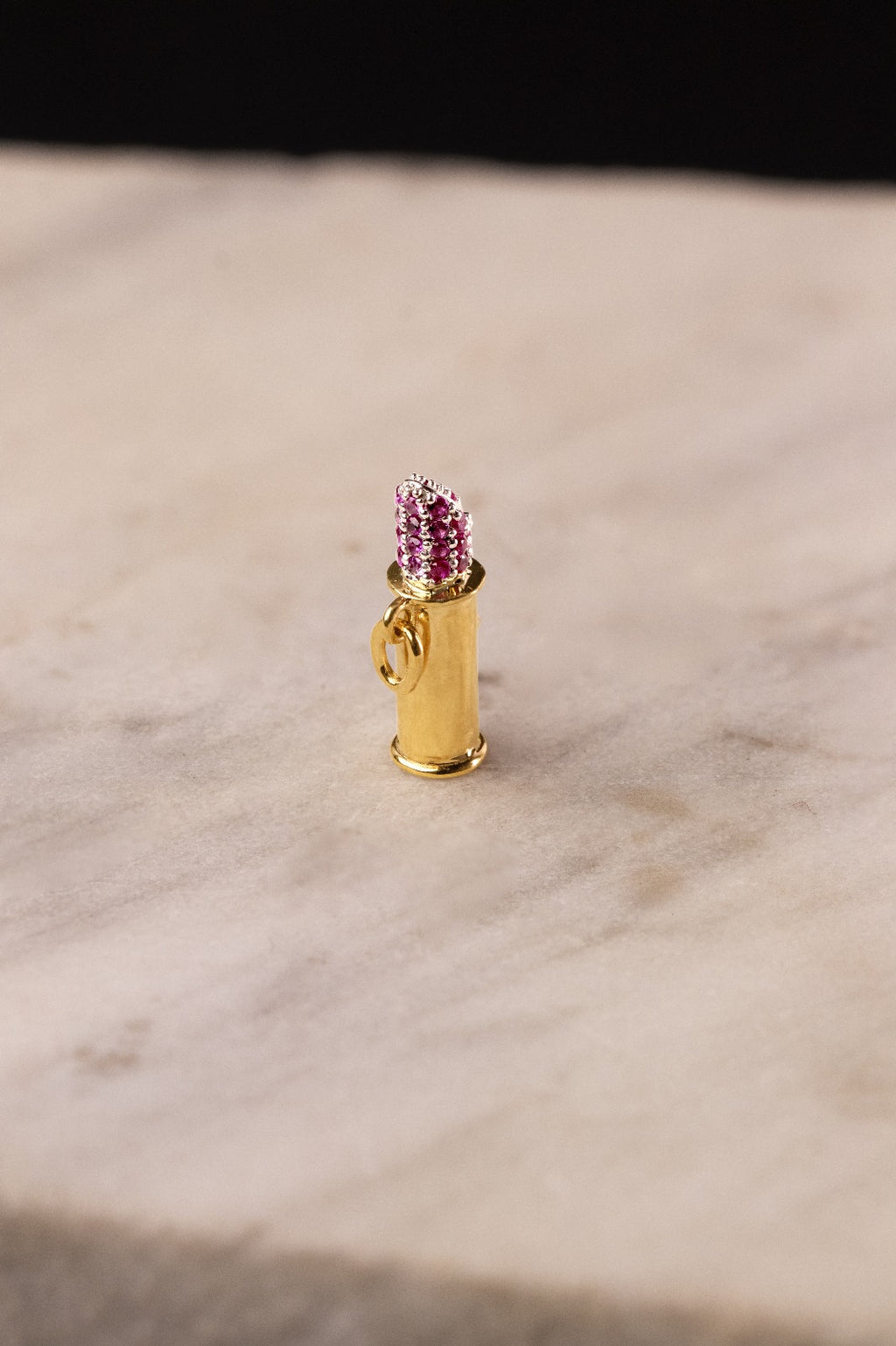 Breloque en or jaune 18 carats en forme de rouge à lèvres avec pendentif en pierre rose