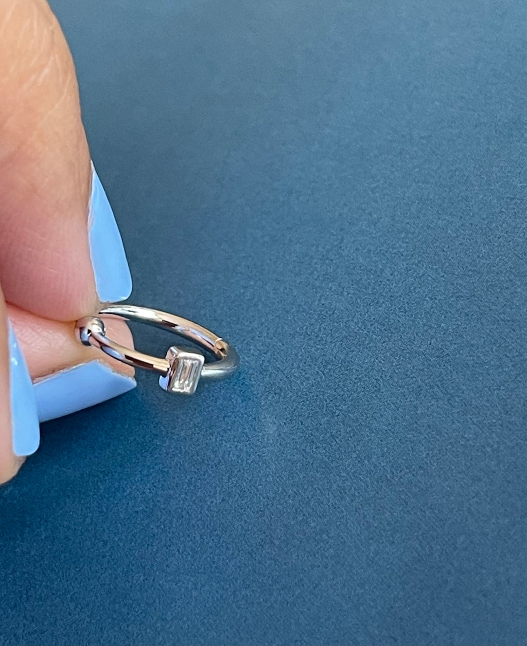 Sparkling baguette diamond hoop in 18ct