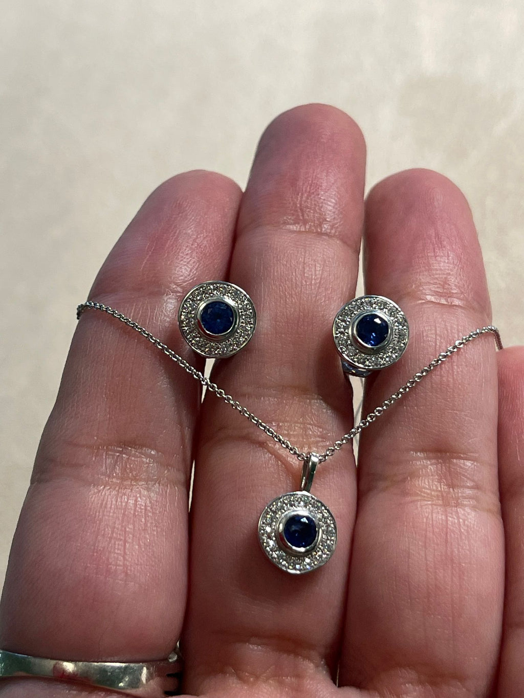 Saphir-Diamant-Ohrringe aus 18 Karat Weißgold von Türler Schmuck und Uhren