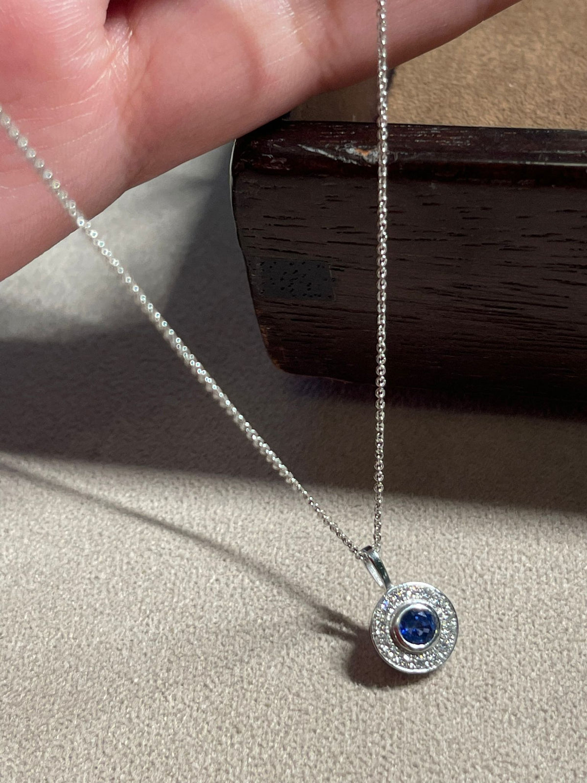 Halskette mit rundem Saphir-Anhänger von Türler Schmuck und Uhren
