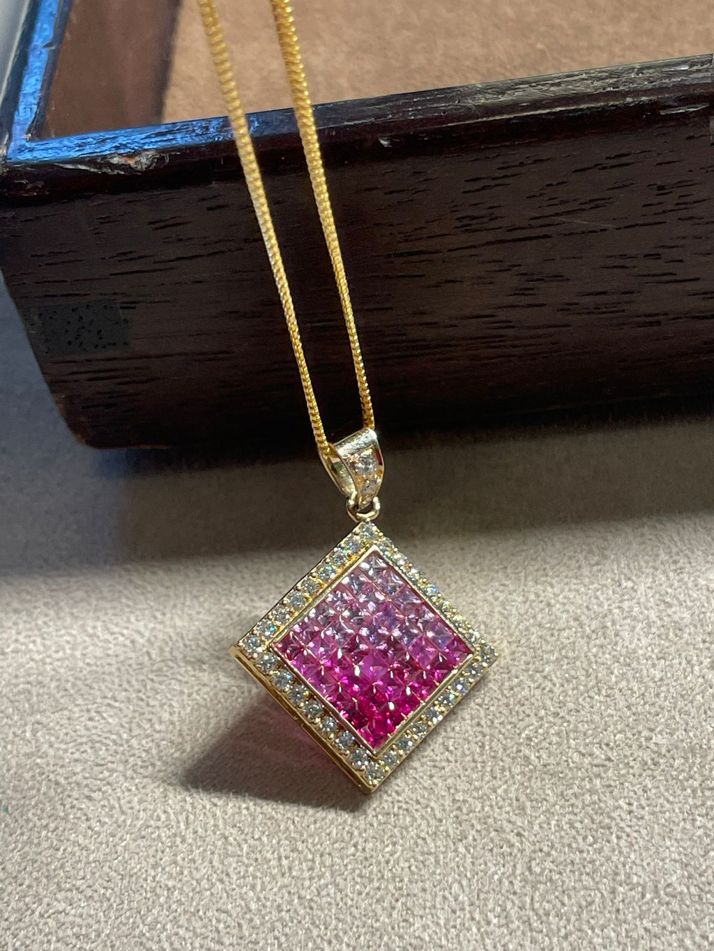 Collier diamant saphir rose en or jaune 18 carats par Türler Schmuck und Uhren