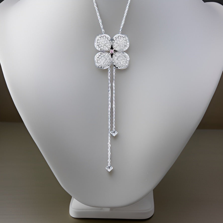 Collier en or blanc 18 carats, diamants et fleur d'hortensia, 1,80 ct