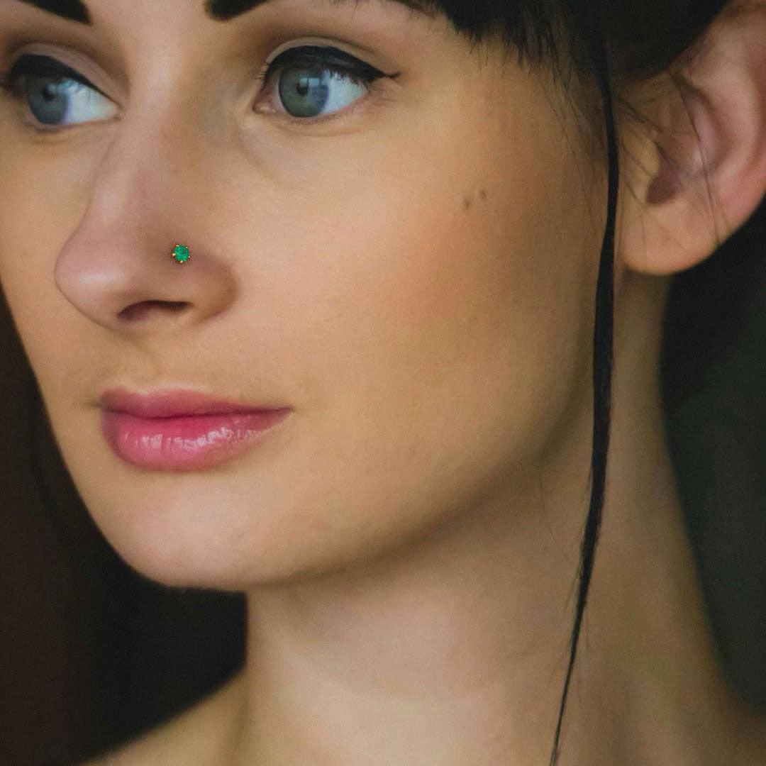  Spilla da naso con smeraldo verde intenso in oro bianco 18 carati
