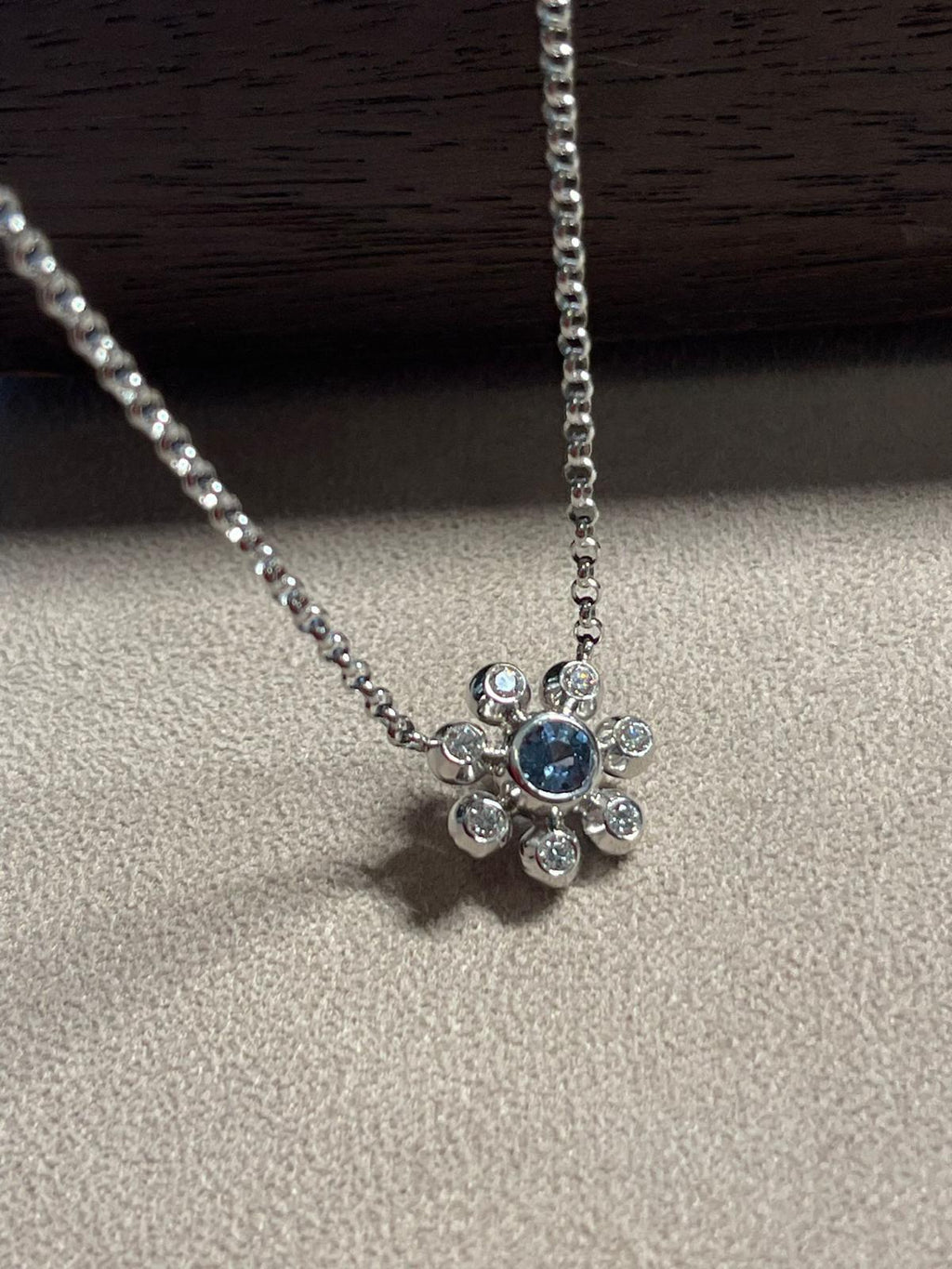 Saphir-Diamant-Blume-Gänseblümchen-Halskette 18 Karat Weißgold von Türler Schmuck und Uhren