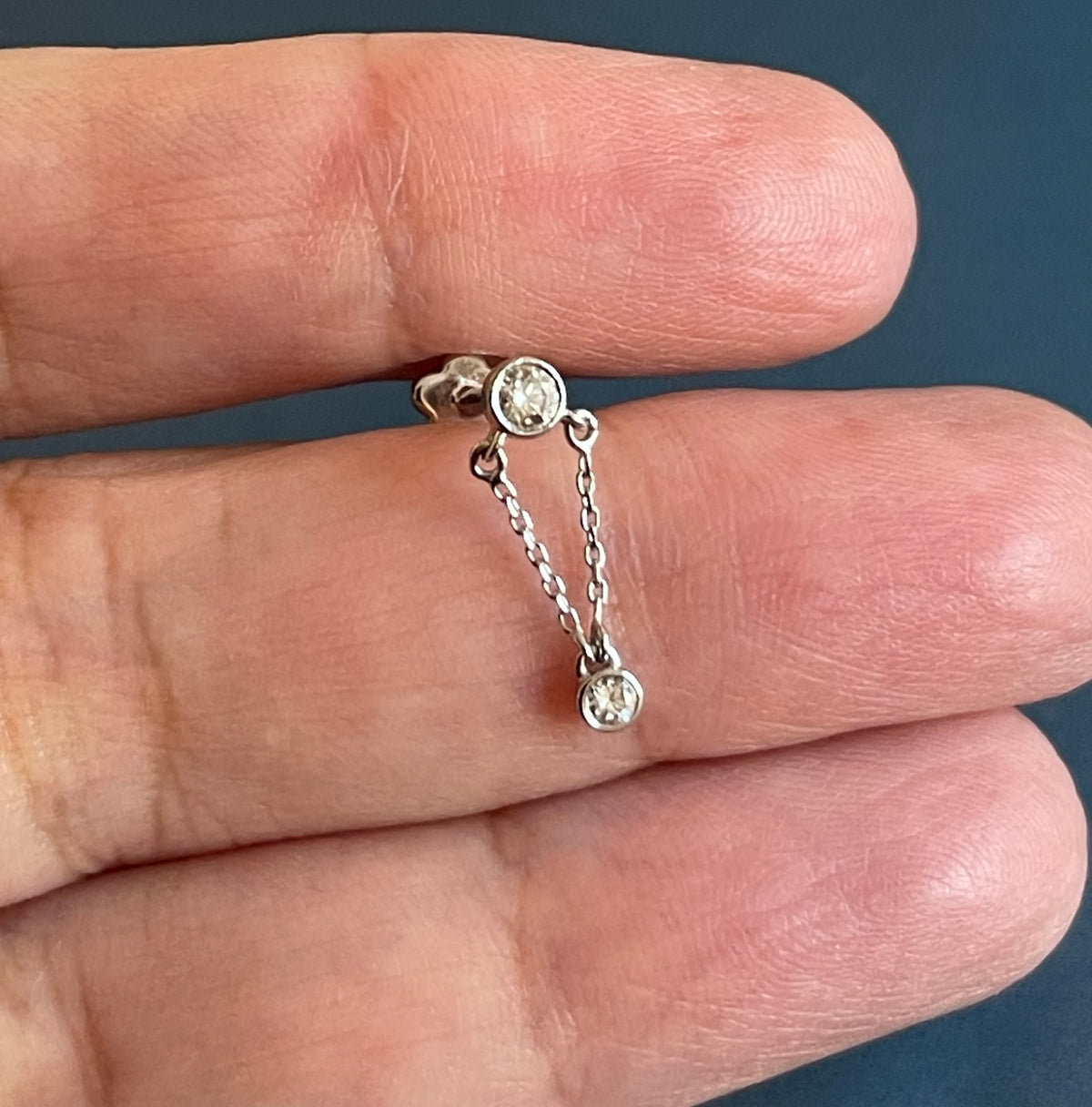 Fine diamond cartilage stud