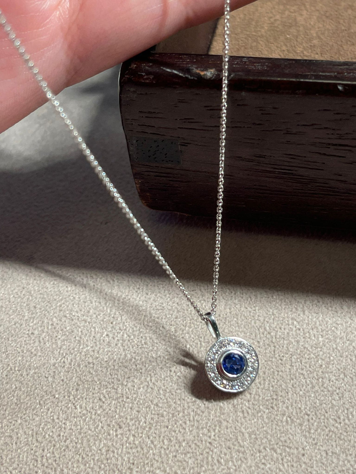 Halskette mit rundem Saphir-Anhänger von Türler Schmuck und Uhren