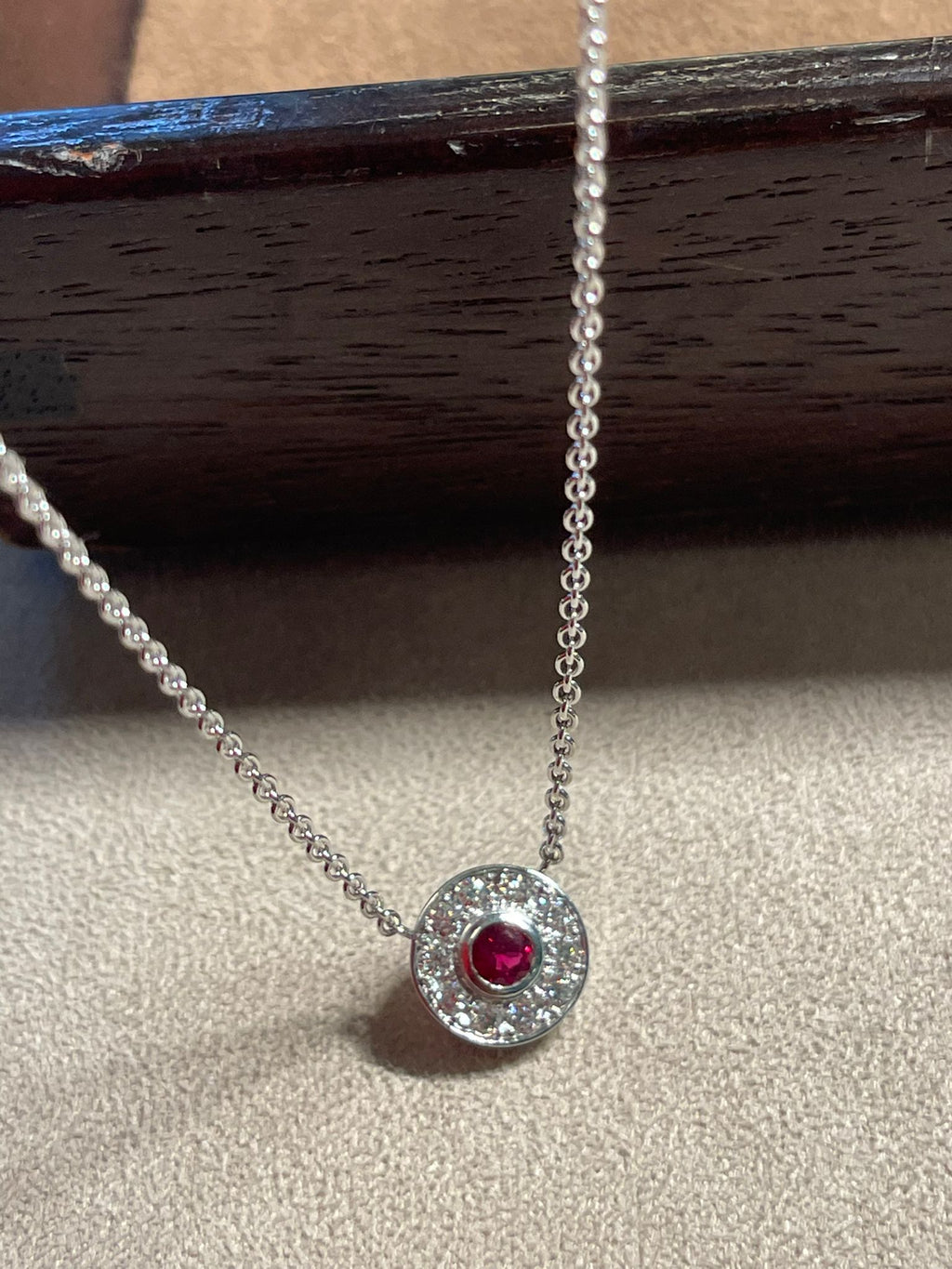 Collier cercle rubis et diamants en or blanc 18 carats par Türler Schmuck und Uhren