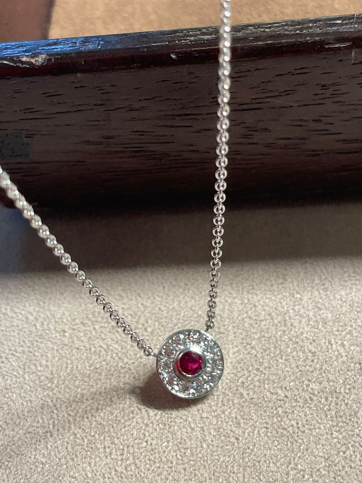 Collier cercle rubis et diamants en or blanc 18 carats par Türler Schmuck und Uhren