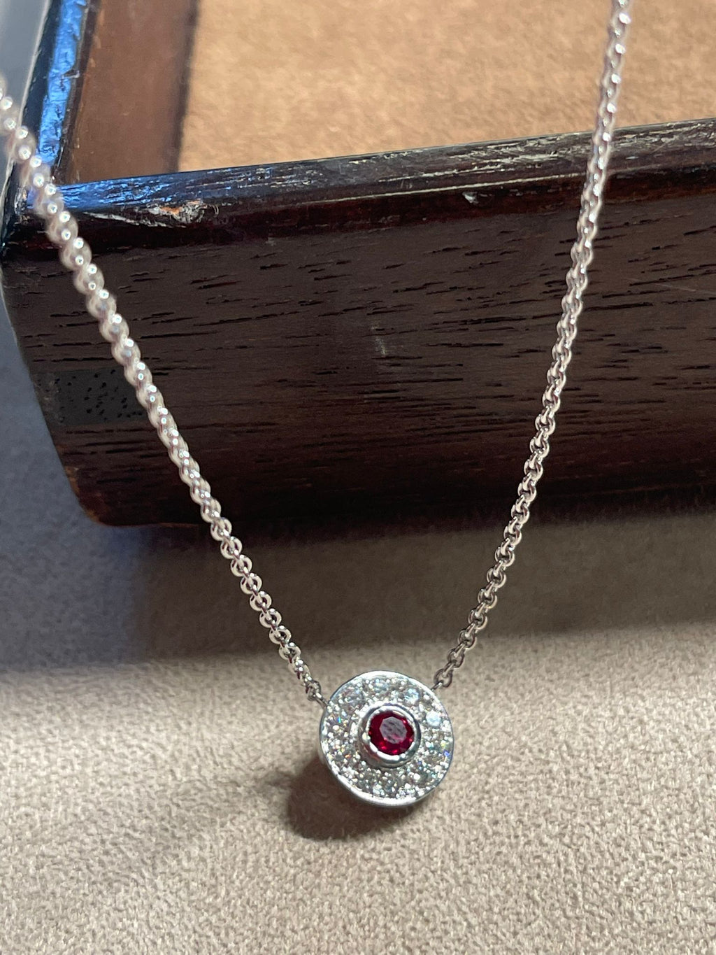 Collier cercle rubis et diamants en or blanc 18 carats par Türler Schmuck und Uhren