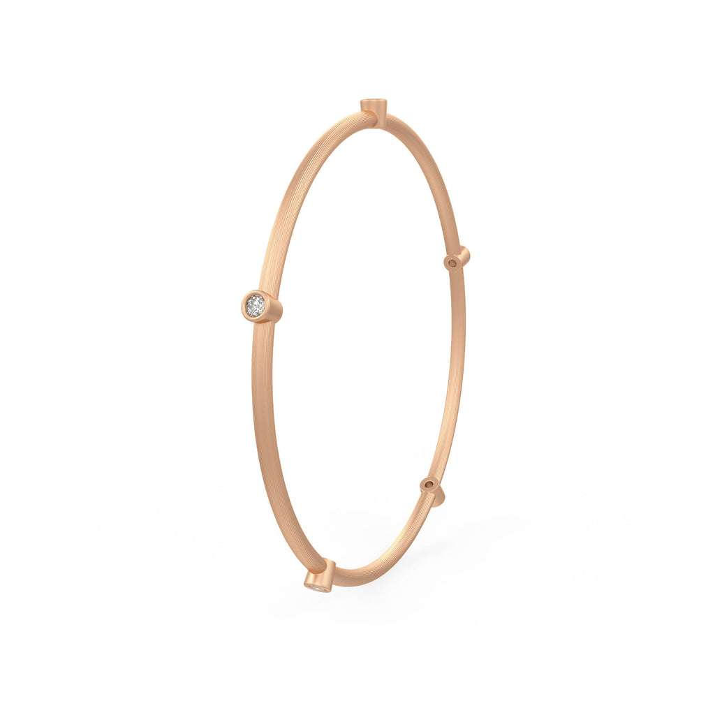 Bracelet jonc serti d'un diamant éternité de 0,51 ct, en or rose 18 carats brossé.