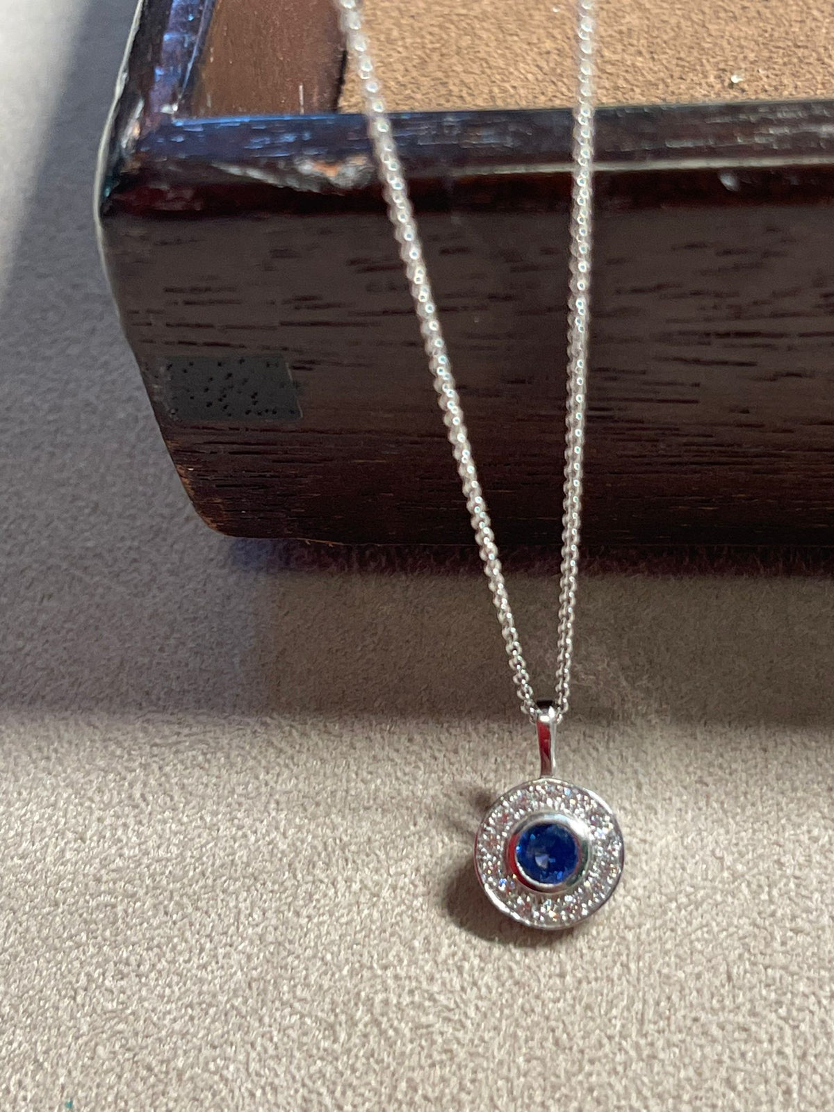 Halskette mit rundem Saphir-Anhänger von Türler Schmuck und Uhren