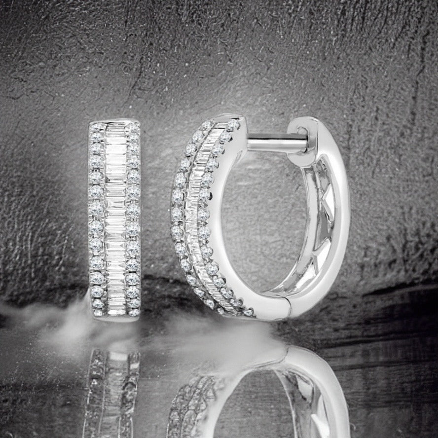 Boucles d'oreilles créoles en or blanc 18 carats serties de diamants ronds et baguettes de 0,40 carat