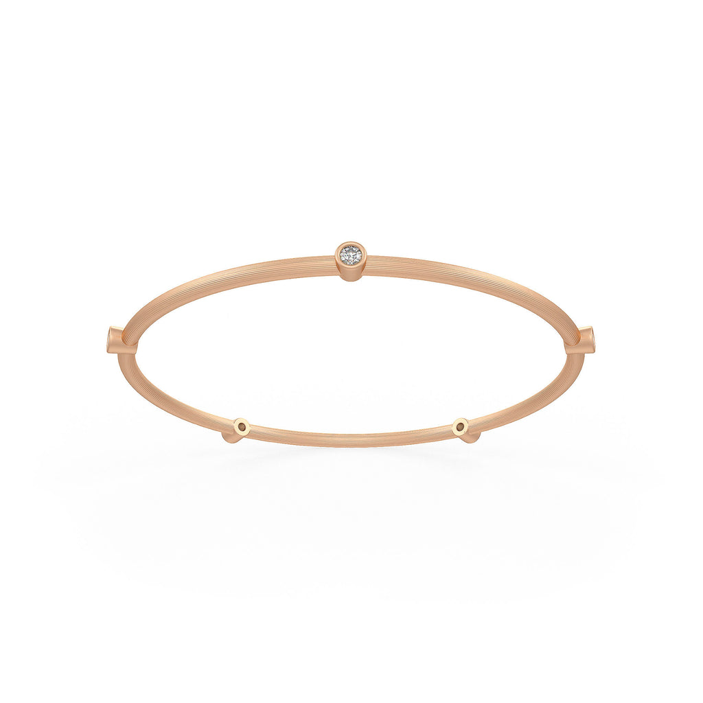 Bracelet jonc serti d'un diamant éternité de 0,51 ct, en or rose 18 carats brossé.