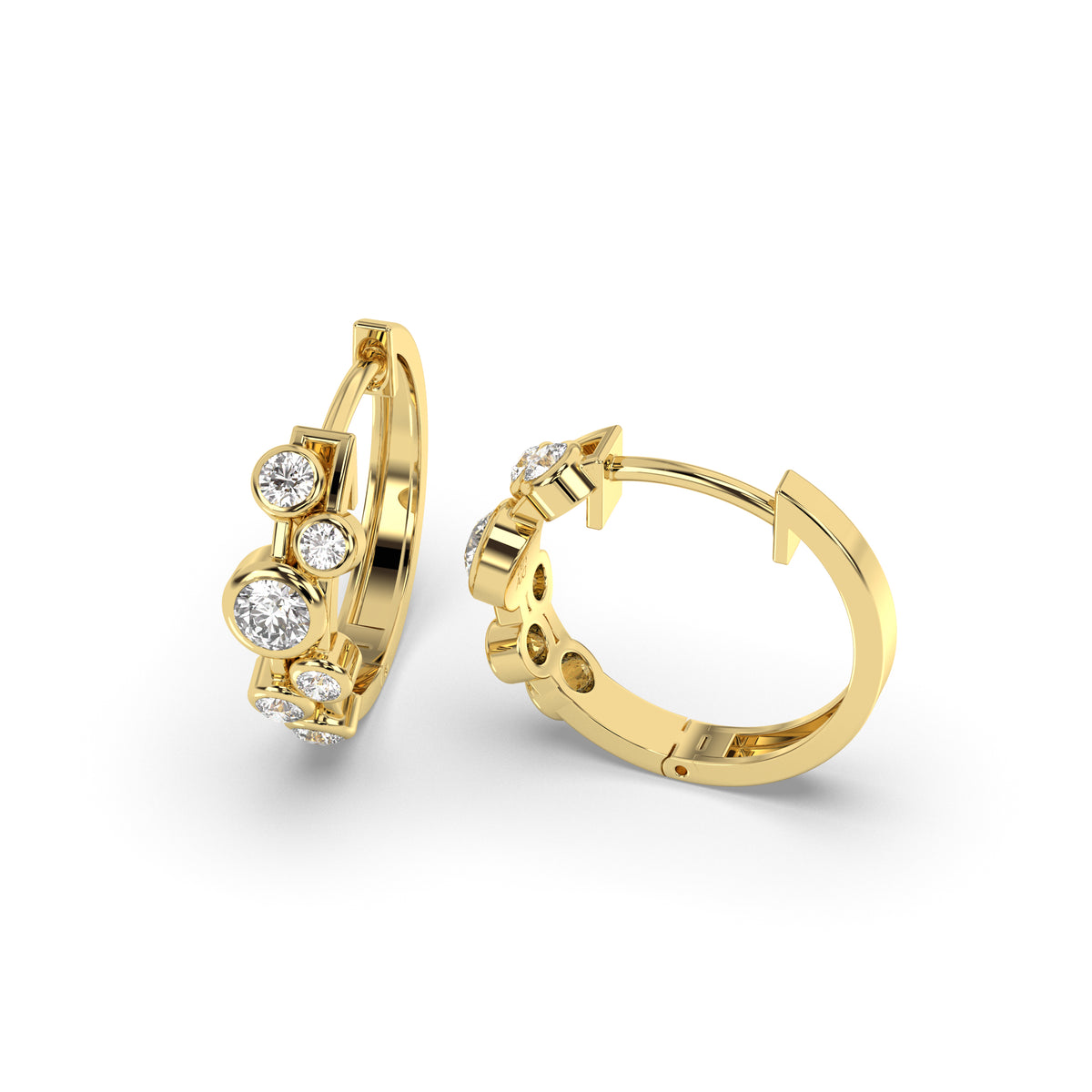 Boucles d'oreilles créoles en or jaune serties de diamants (0,50 ct).