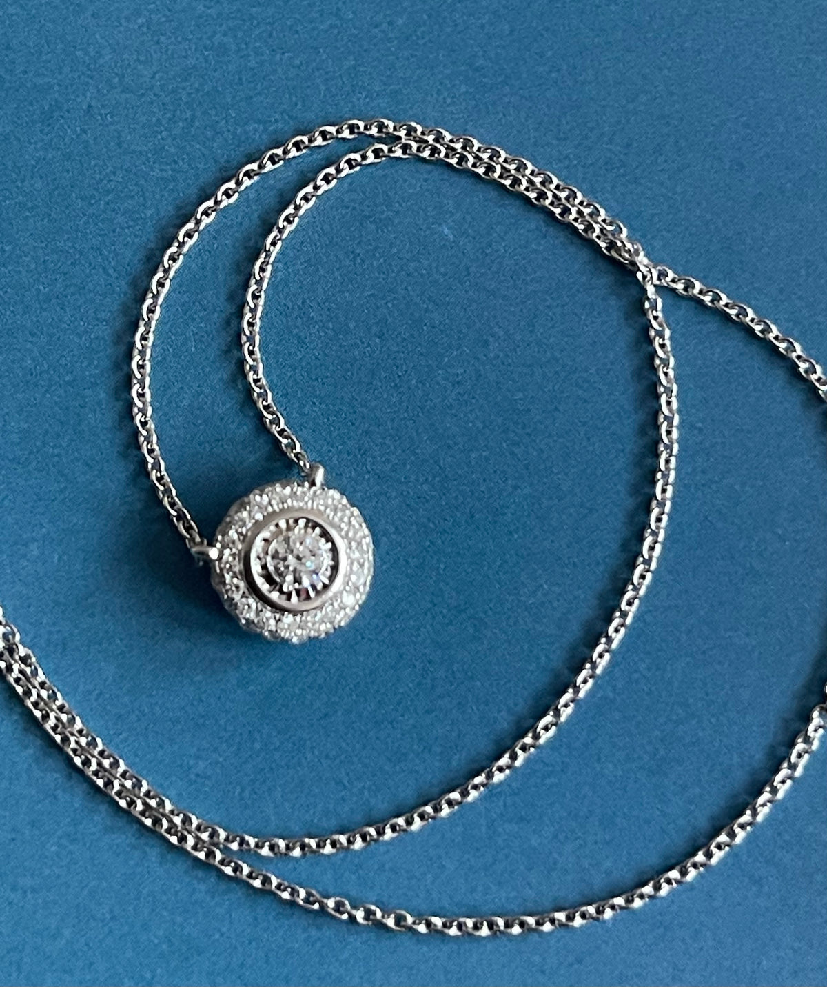 Collier en or blanc 18 carats serti de diamants ronds sertis d'un halo de 0,30 ct