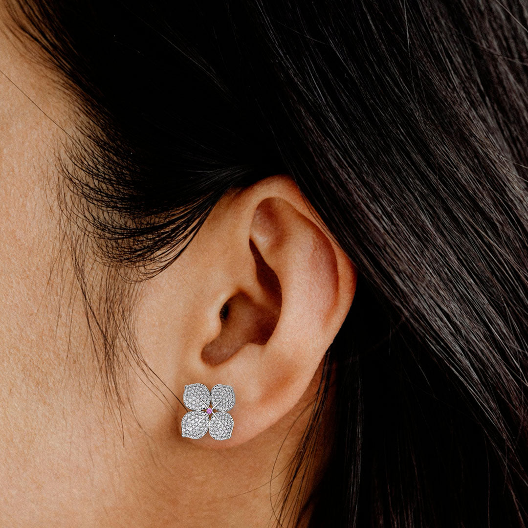 Elegant floral diamond earrings in yellow gold
