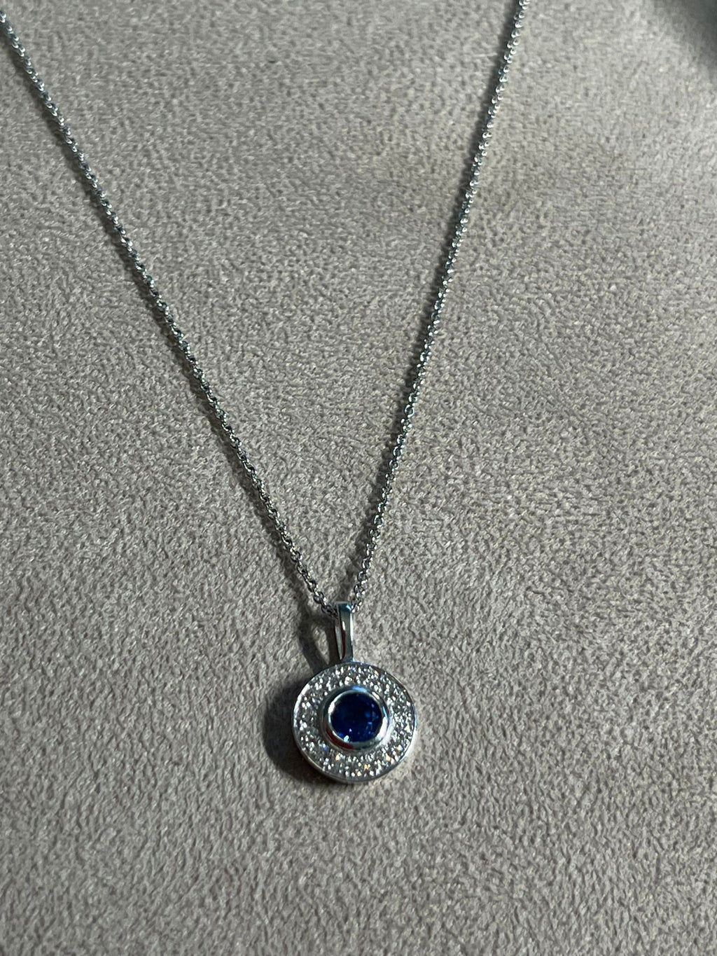 Halskette mit rundem Saphir-Anhänger von Türler Schmuck und Uhren
