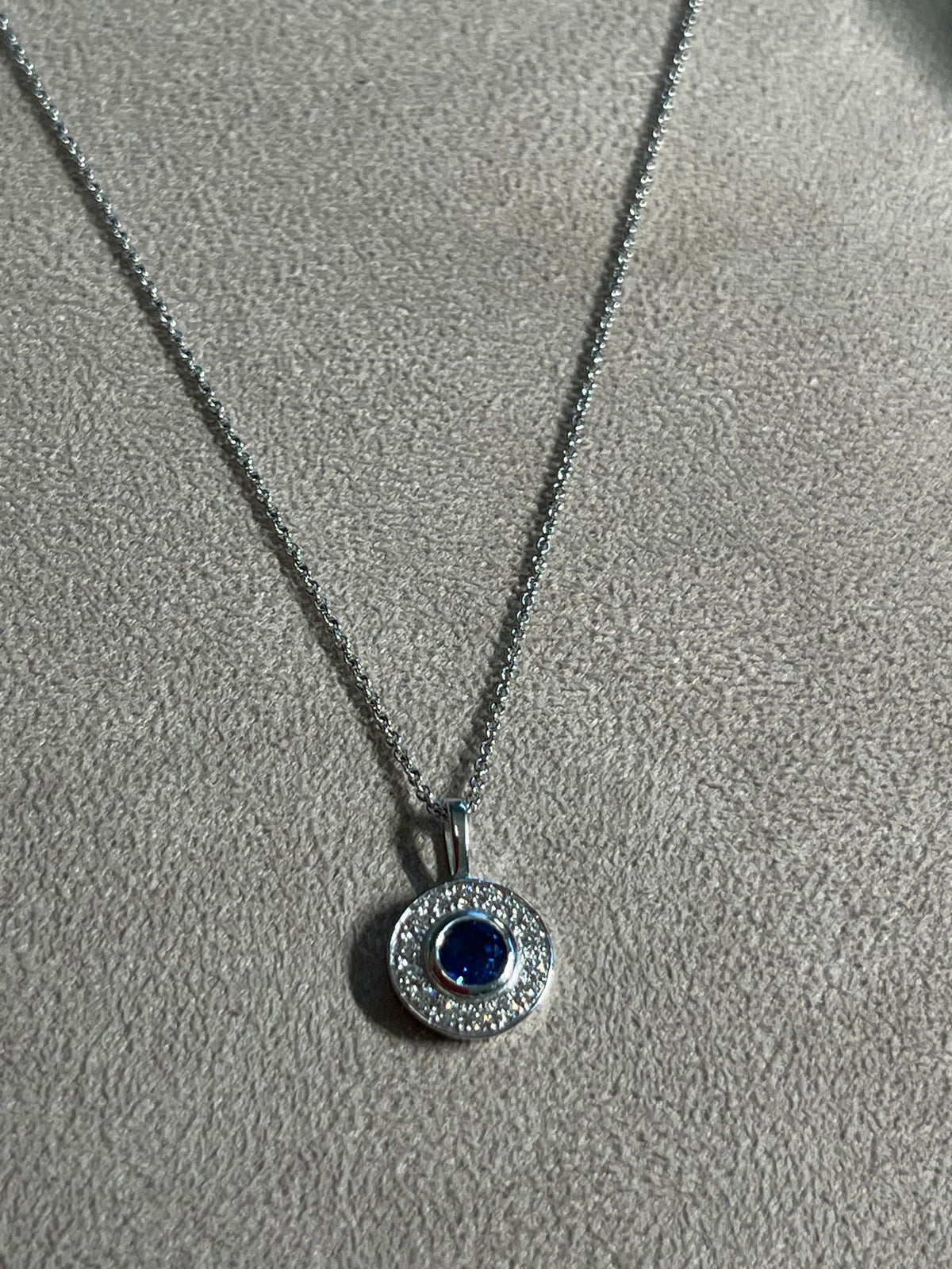 Halskette mit rundem Saphir-Anhänger von Türler Schmuck und Uhren