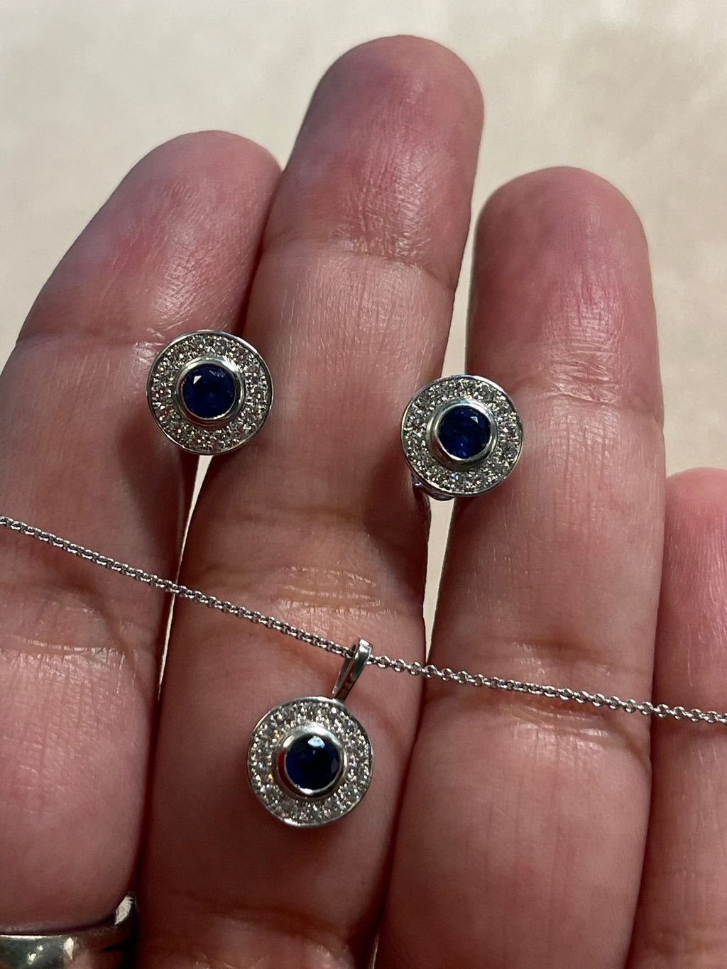 Halskette mit rundem Saphir-Anhänger von Türler Schmuck und Uhren