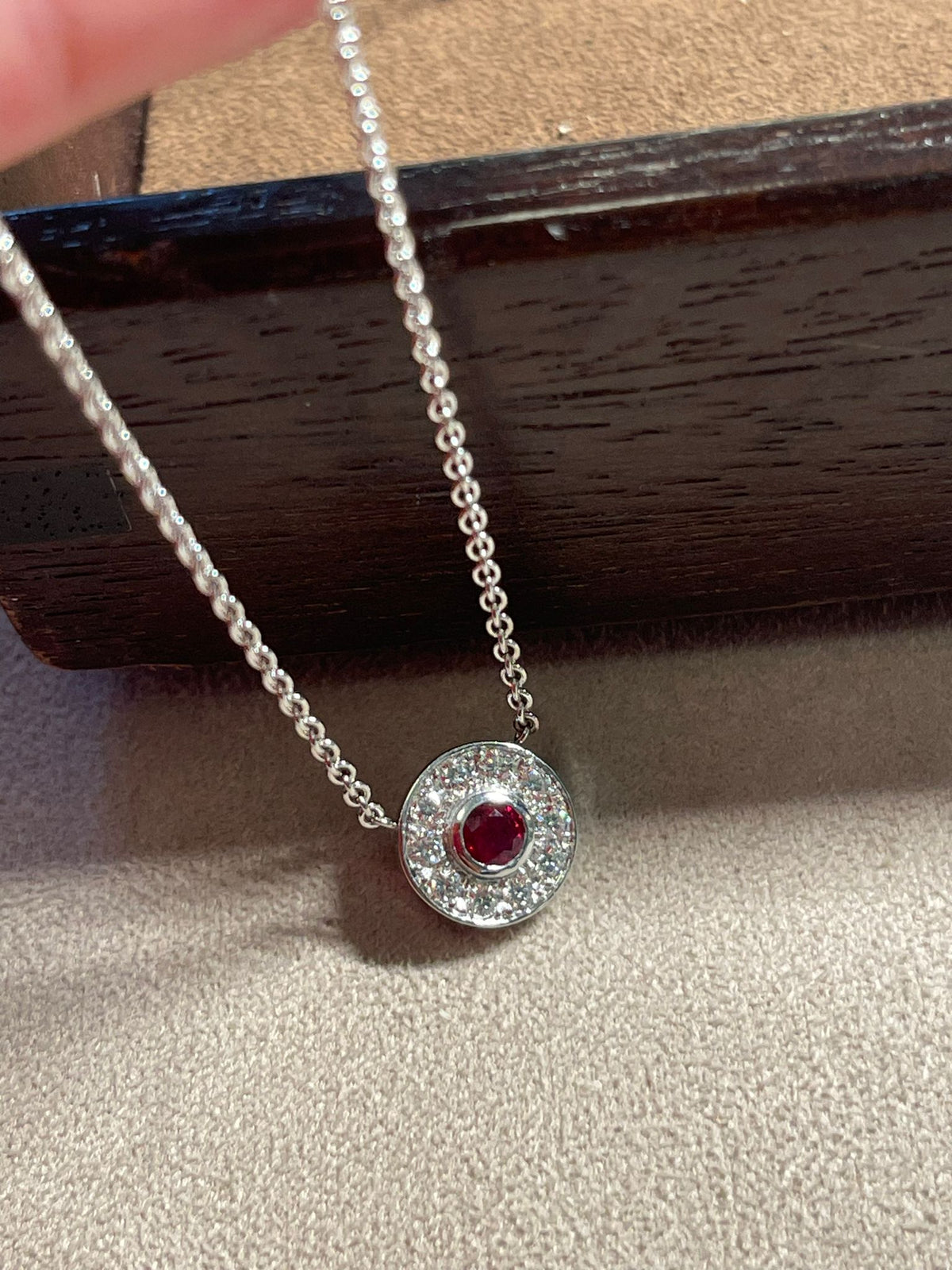 Collier cercle rubis et diamants en or blanc 18 carats par Türler Schmuck und Uhren