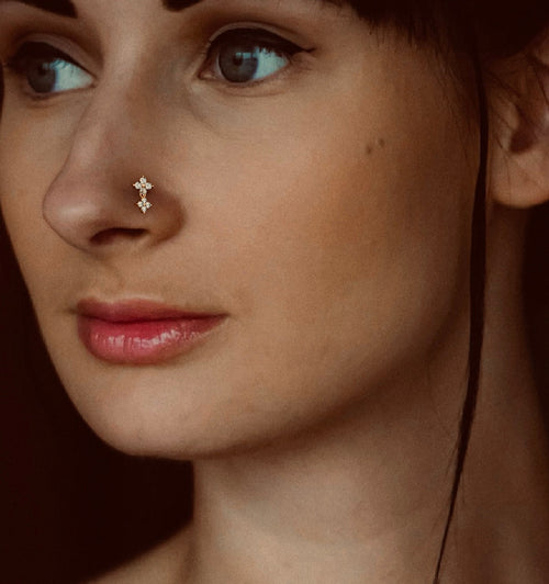 Diamond floral nose stud with daisy design in rose gold