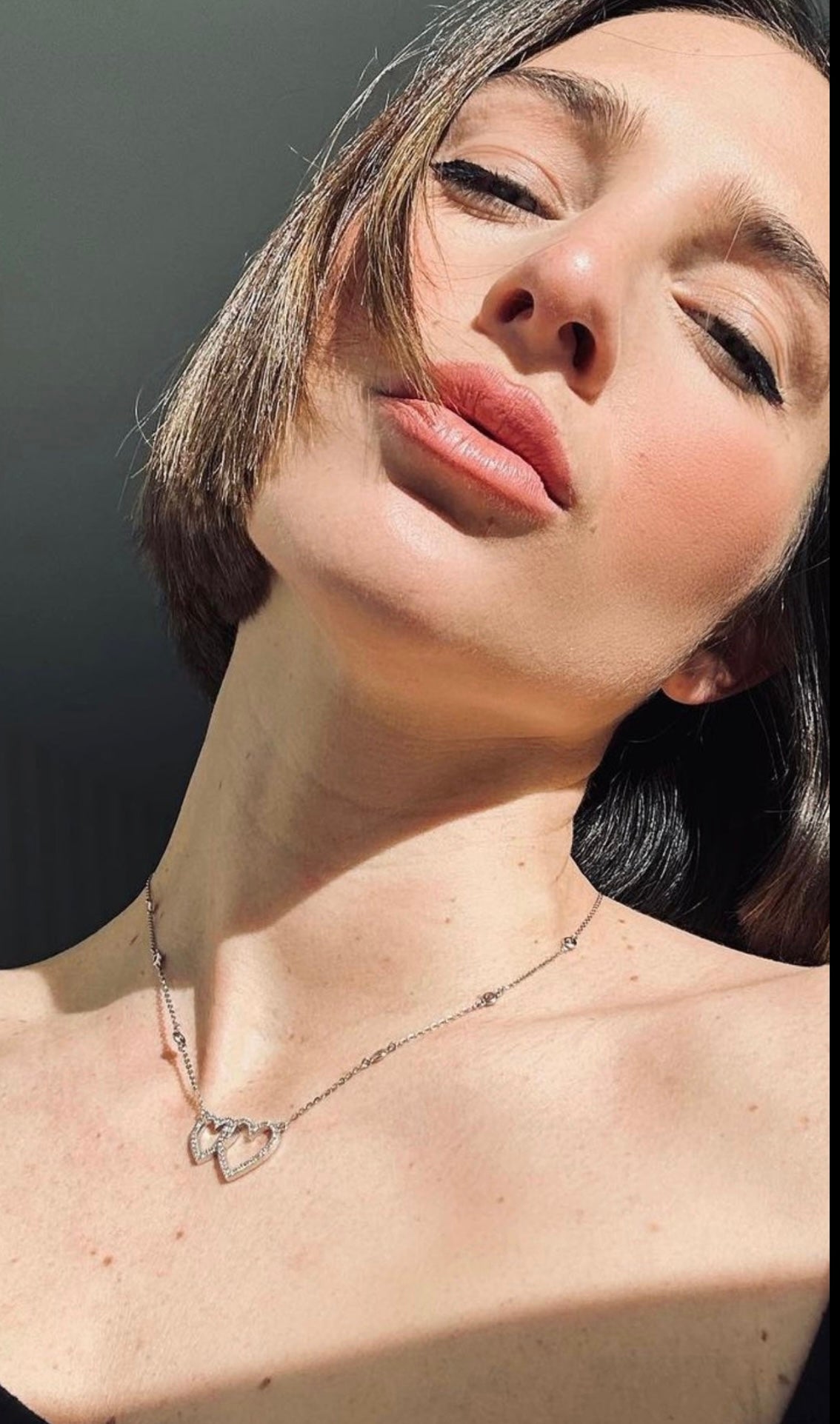  Collana con due cuori in oro bianco 18 carati e diamanti da 0,85 carati, come visto in Mait a Chelsea