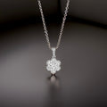 Pendentif en diamant blanc 18 carats, serti d'un motif floral de près de 1 carat (0,77 carat au total), avec chaîne.