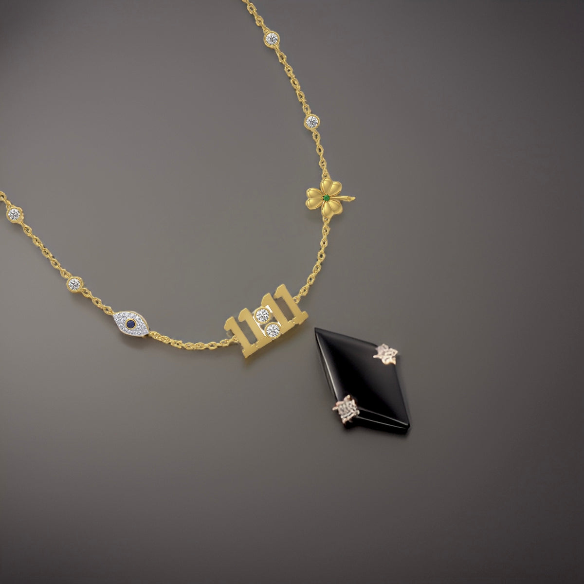Collier Lucky Girl Manifest Diamond 1111 avec breloques trèfle et œil protecteur en or jaune 18 carats, vu dans VOGUE