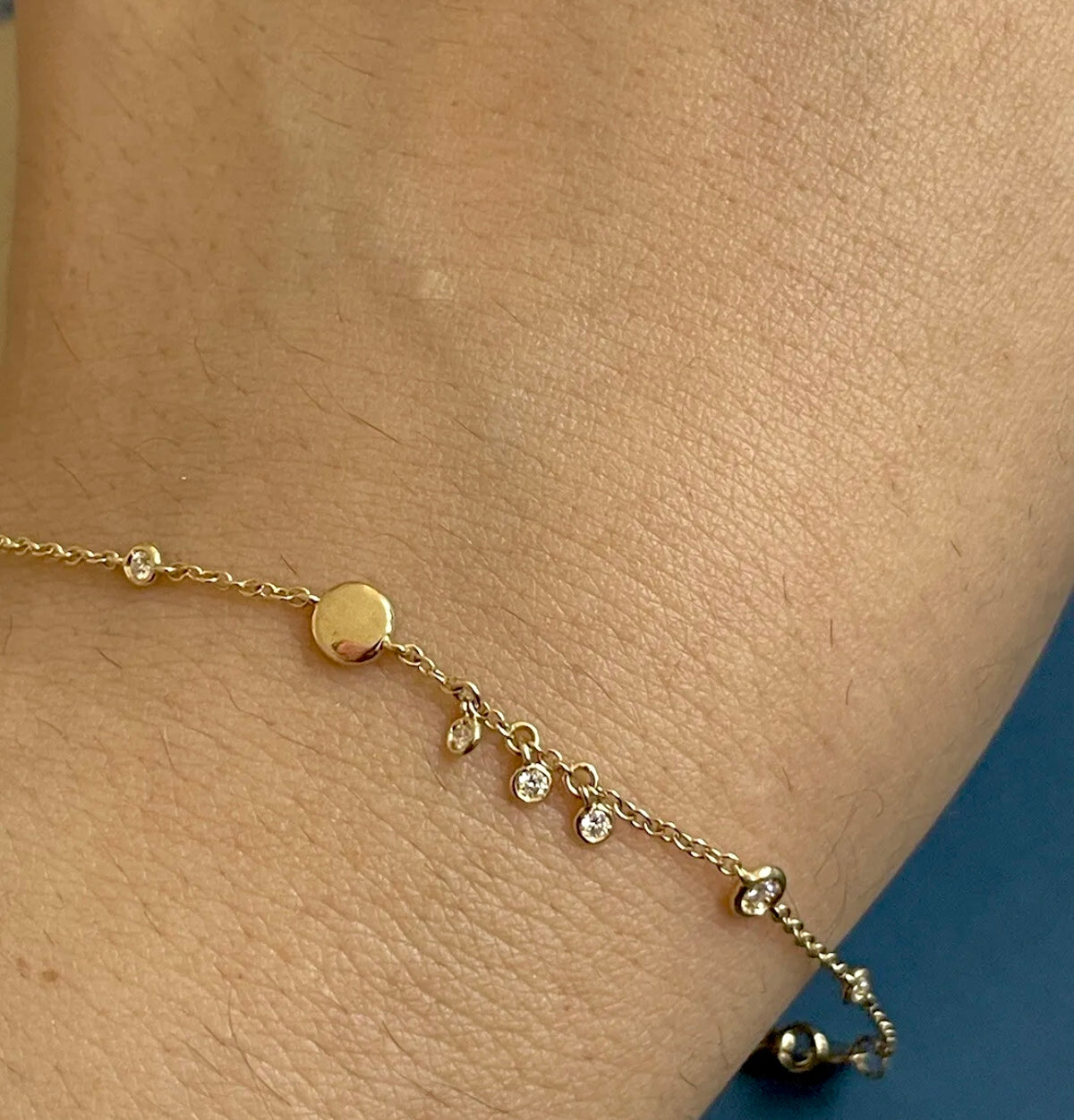 Elegant gold bracelet with diamond charms