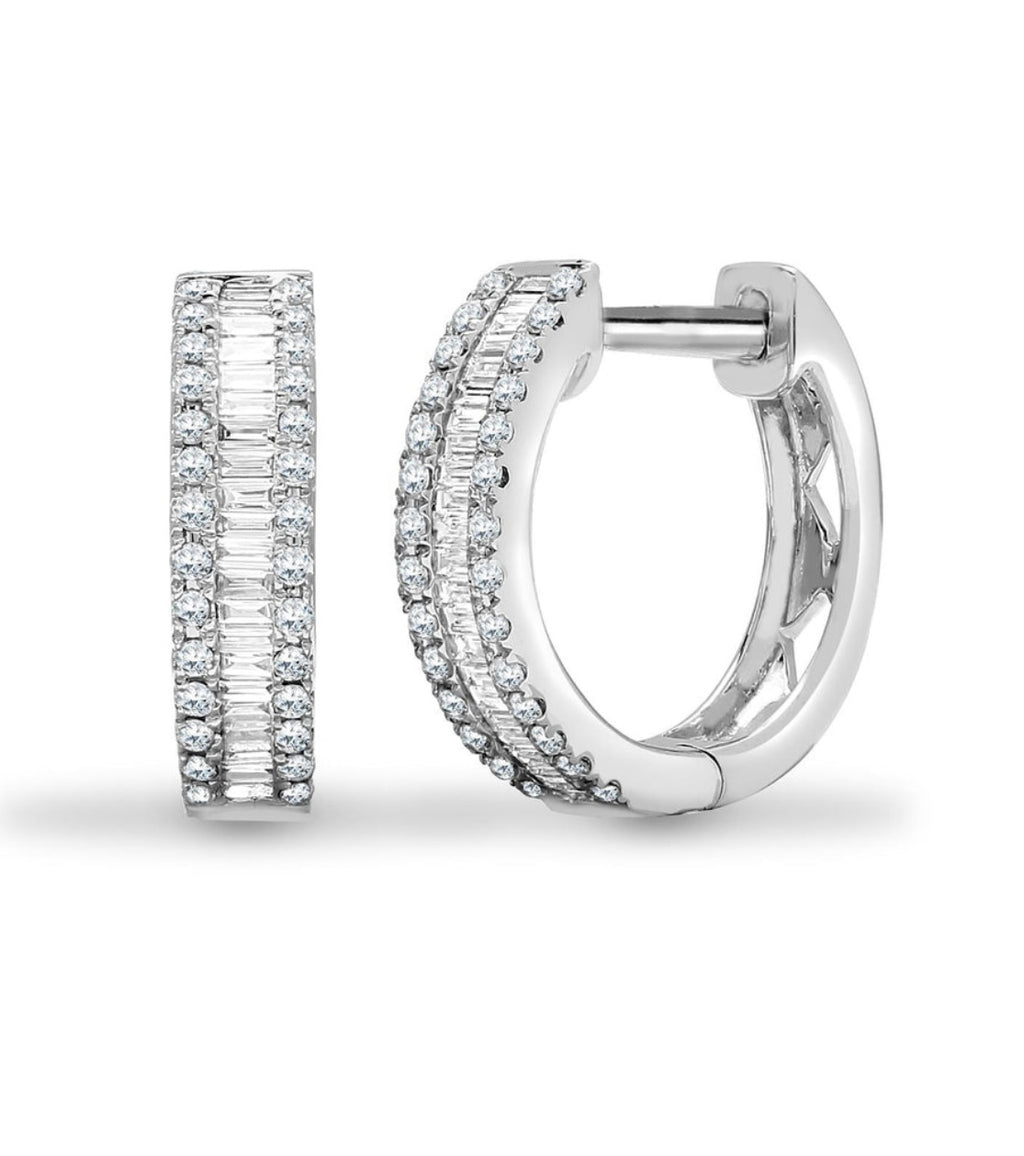 Boucles d'oreilles créoles en or blanc 18 carats serties de diamants ronds et baguettes de 0,40 carat