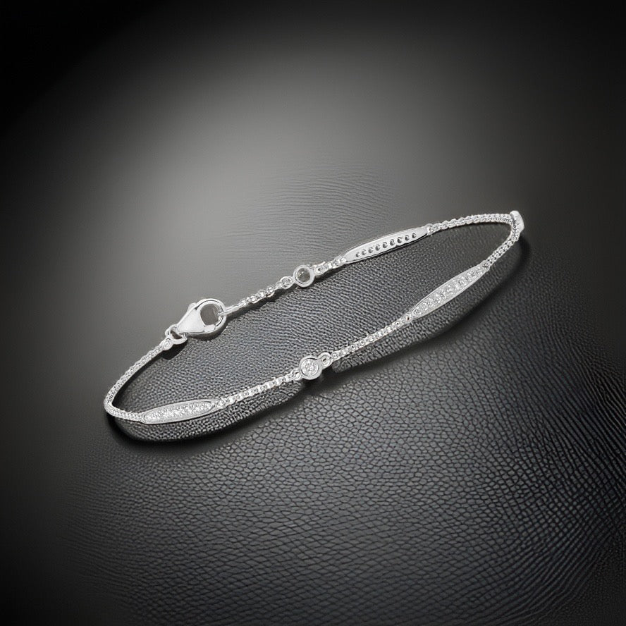 Bracelet en or blanc 18 carats serti de diamants, à la fois en rubis et pavé.