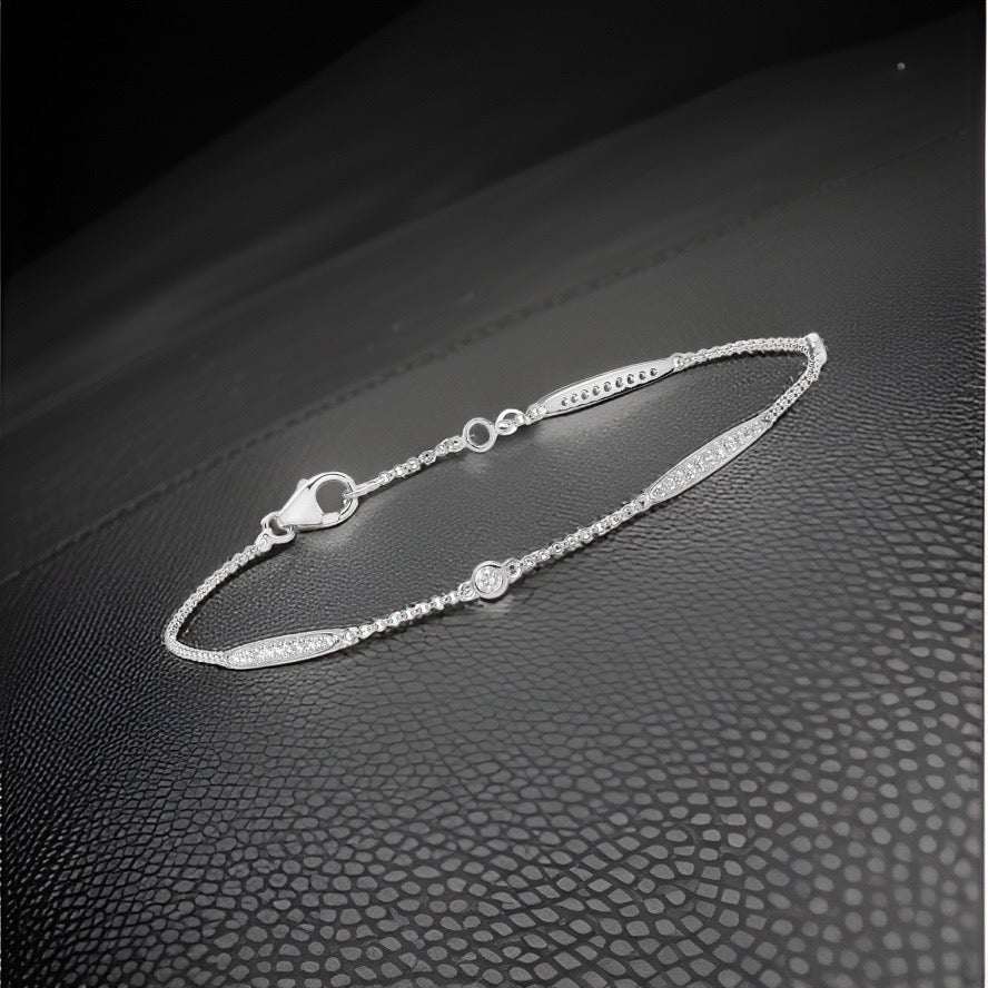 Bracelet en or blanc 18 carats serti de diamants, à la fois en rubis et pavé.
